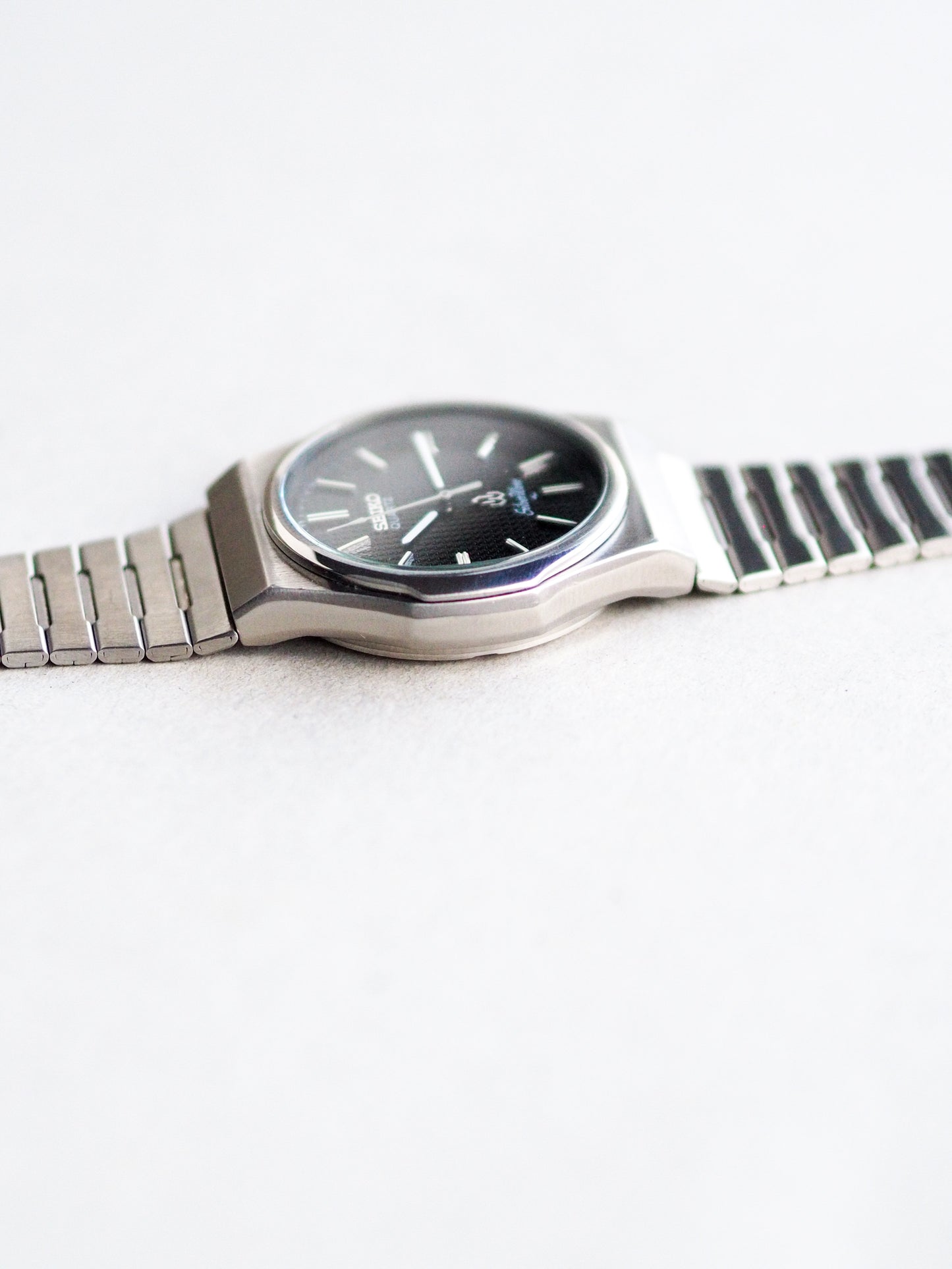 Seiko Quartz 7121-703B Silverwave Black Hobnail Dial