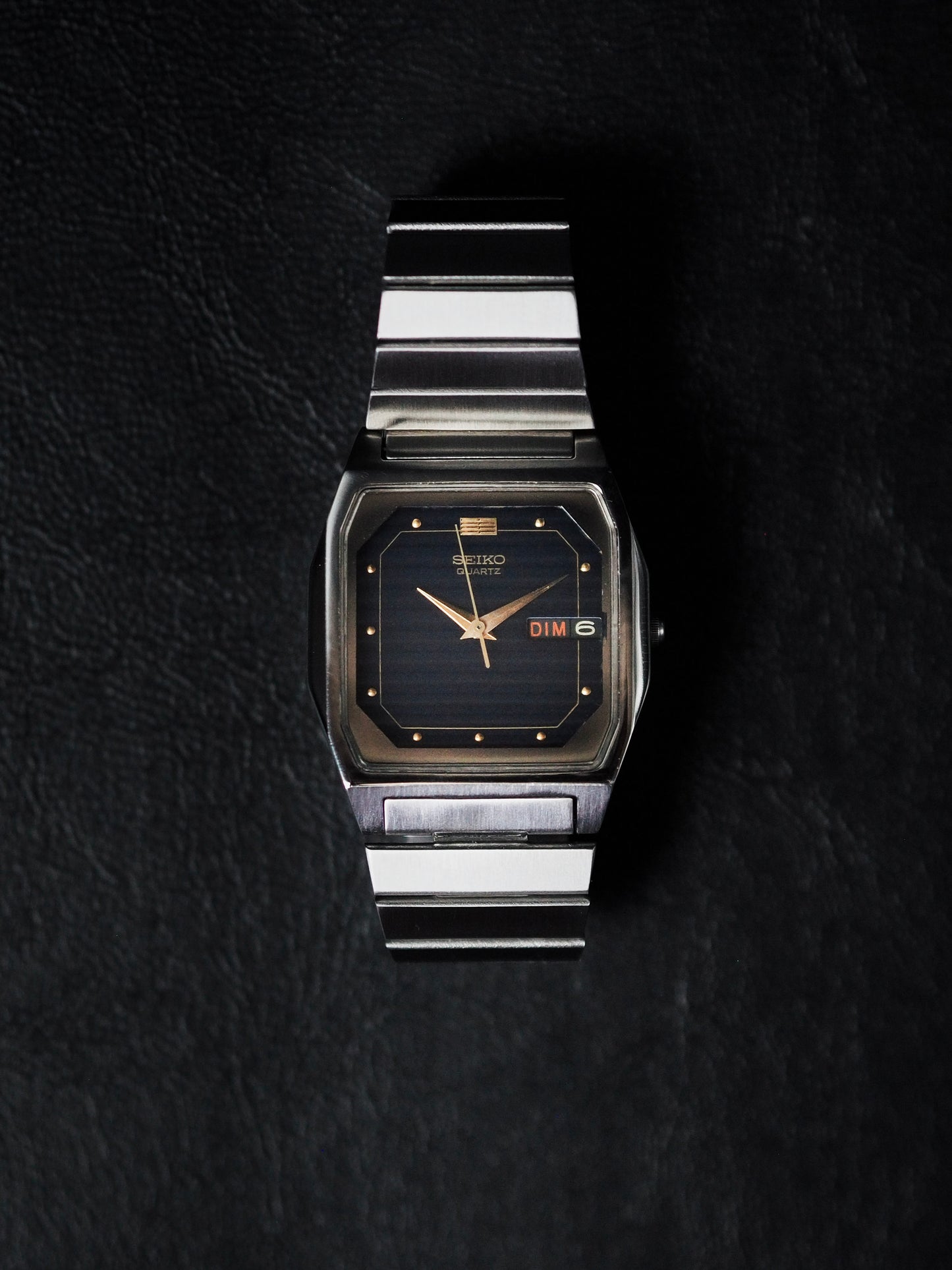 Seiko Quartz V743-5A00 Boîtier rétro Cadran à rayures dimensionnelles bleues uniques