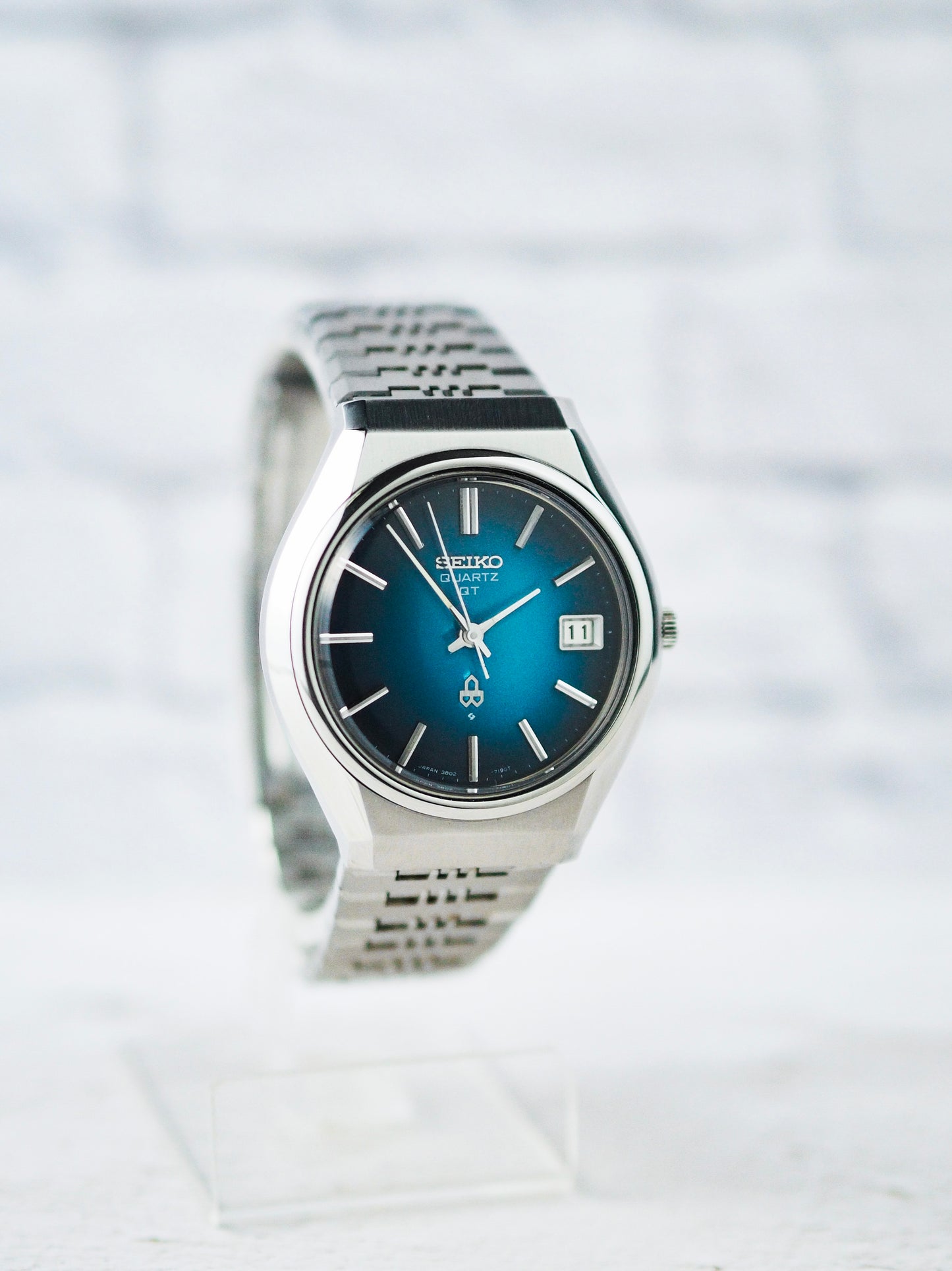 Seiko Quartz QT 3802-7110 Blue Gradient Dial