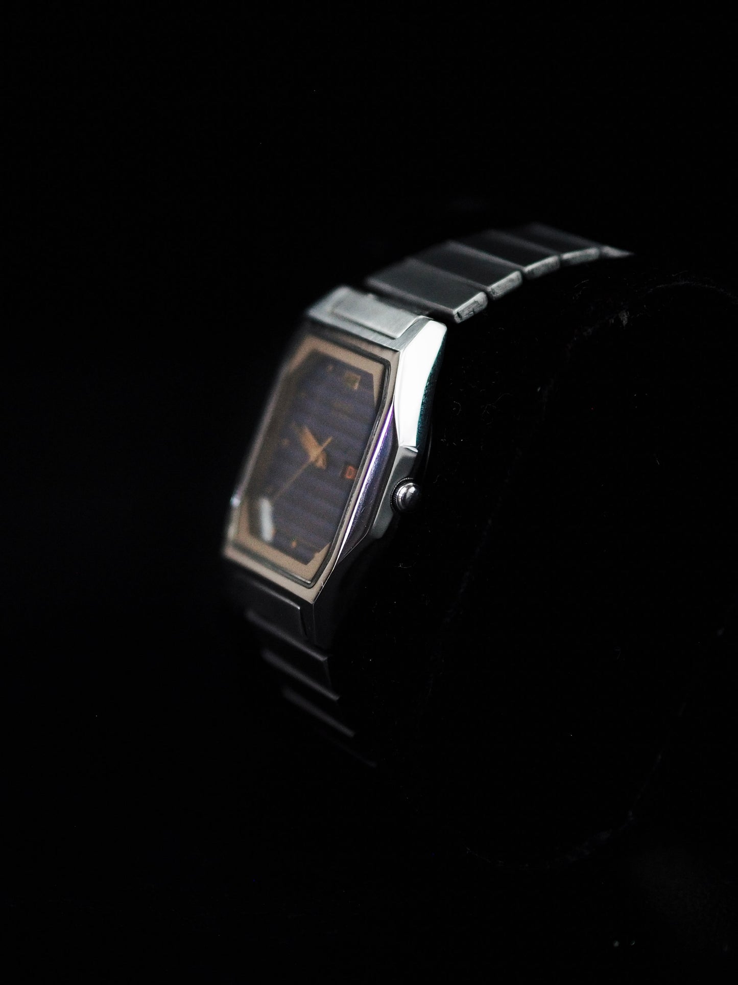 Seiko Quartz V743-5A00 Boîtier rétro Cadran à rayures dimensionnelles bleues uniques