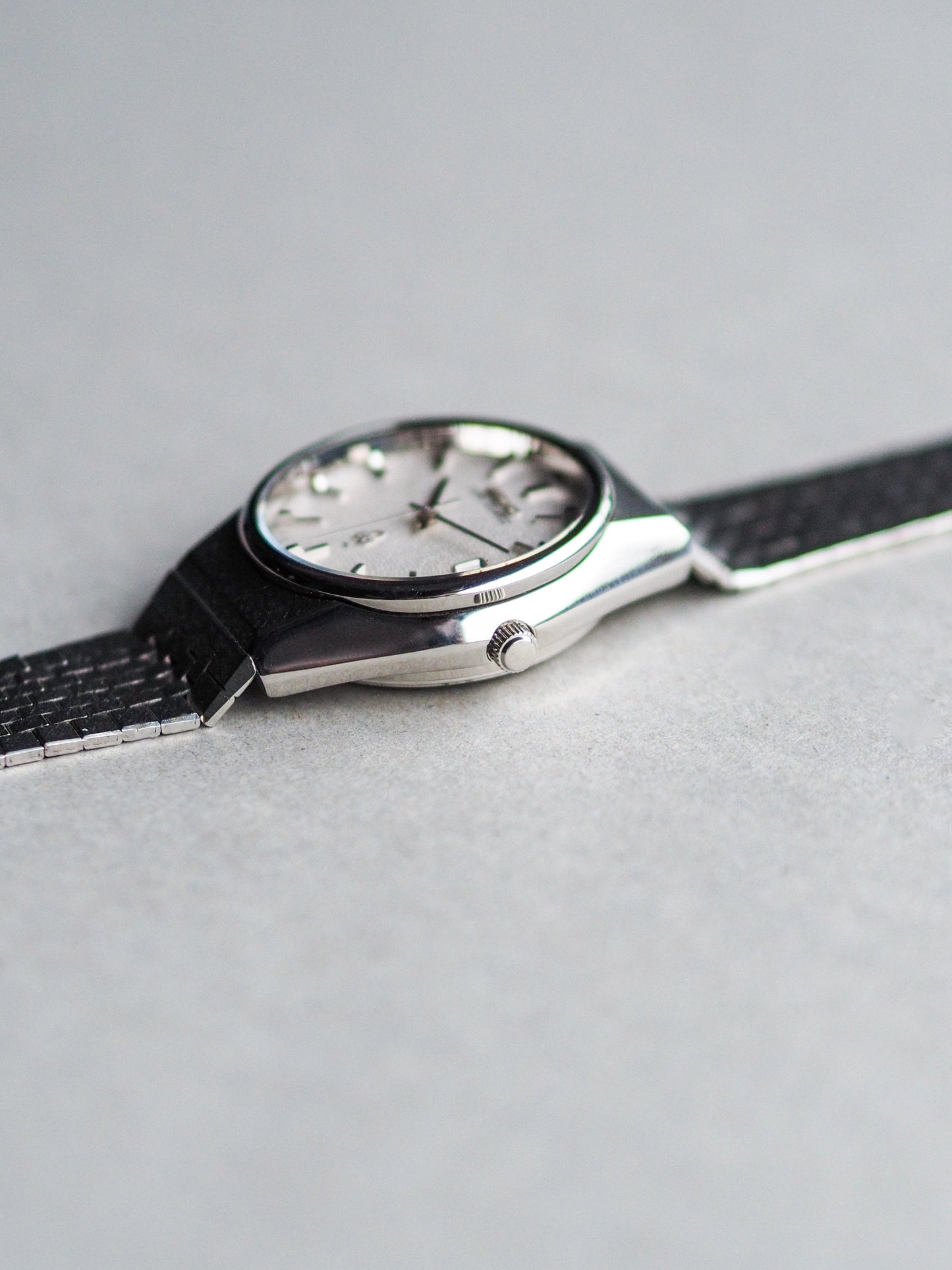 Seiko King Quartz 0852-8025 White Hammered Dial