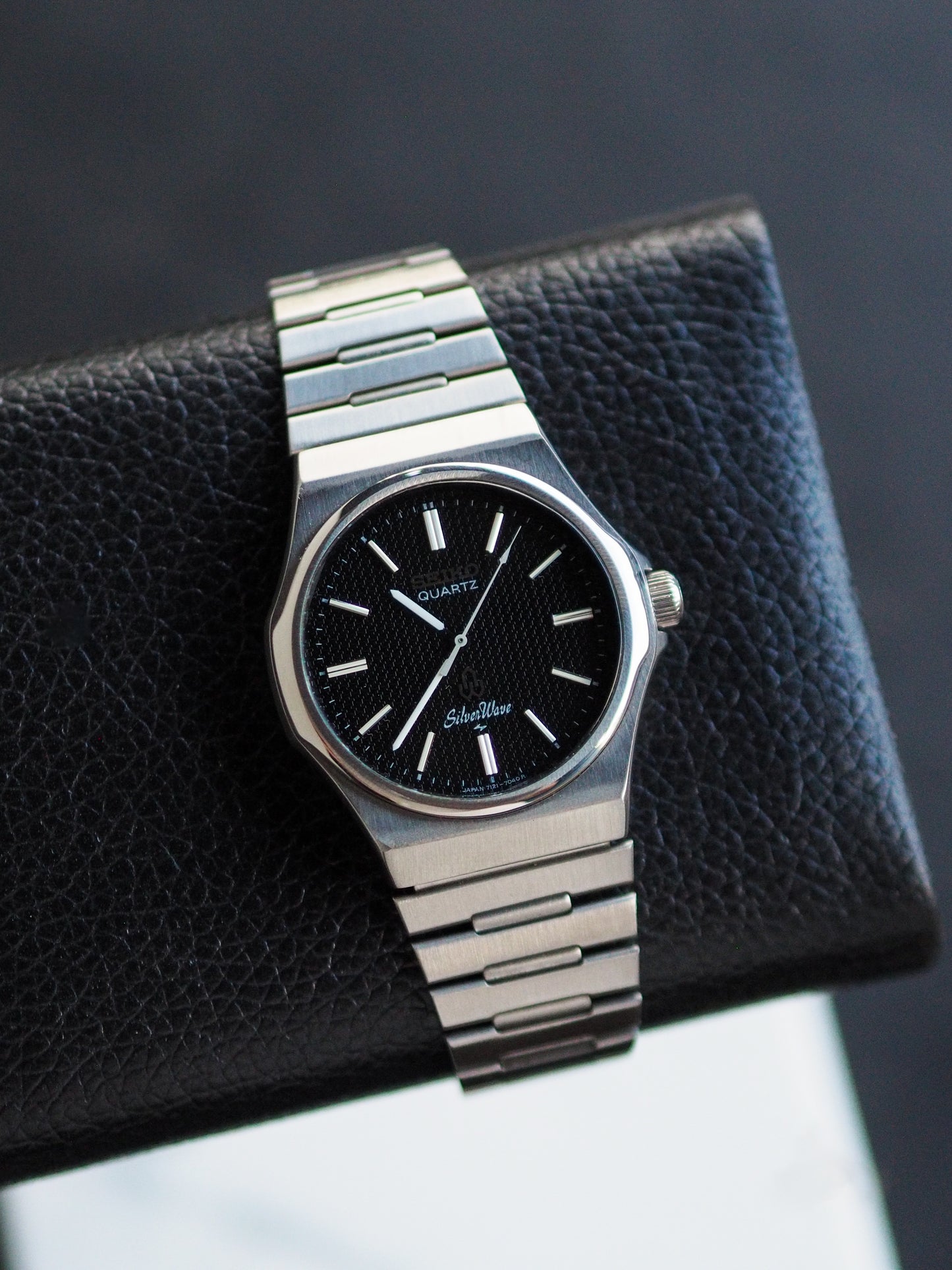 Seiko Quartz 7121-703B Silverwave Black Hobnail Dial