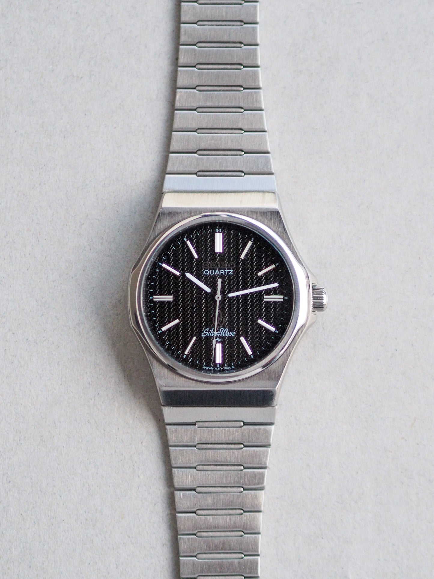 Seiko Quartz 7121-703B Silverwave Black Hobnail Dial