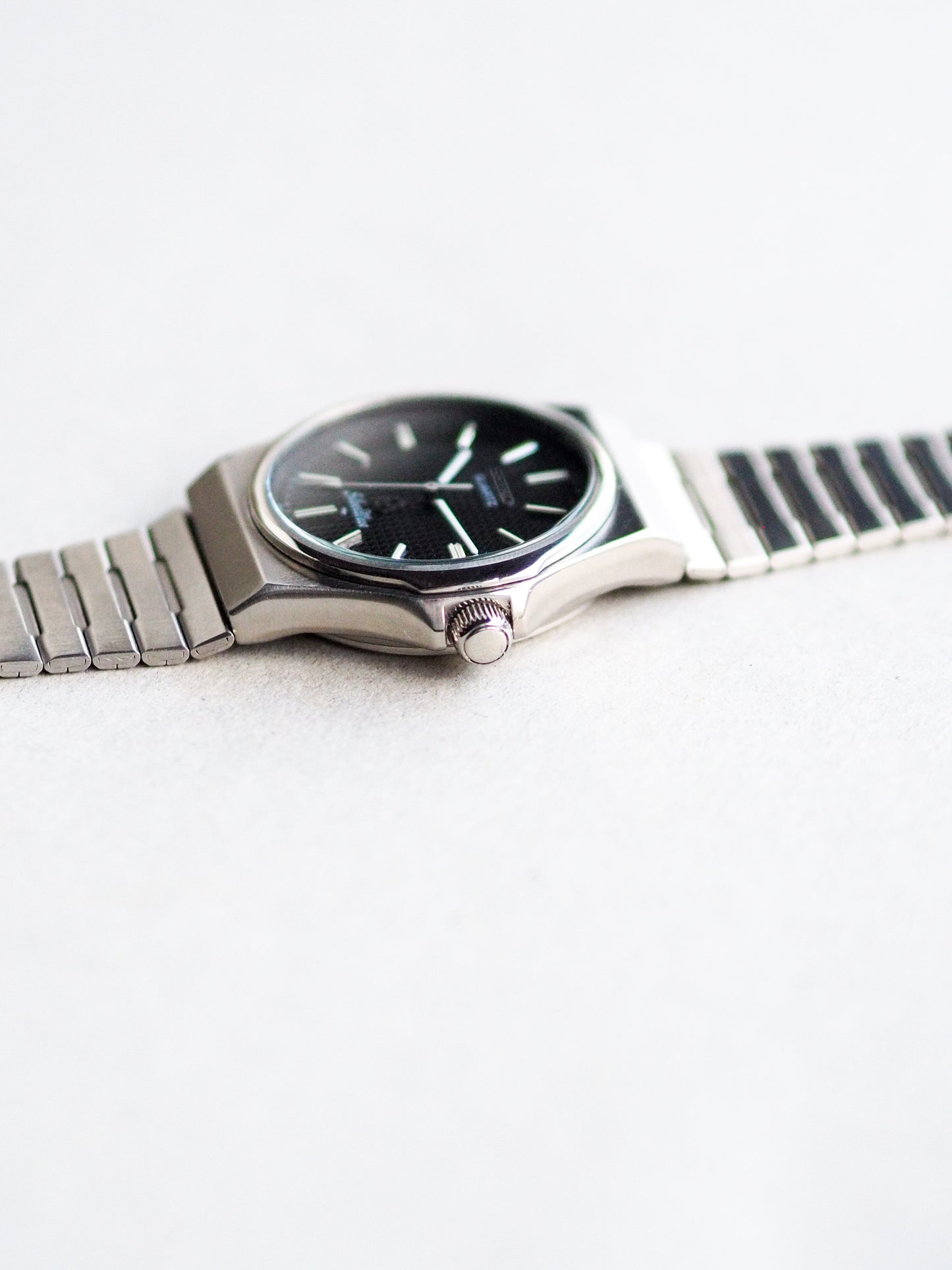 Seiko Quartz 7121-703B Silverwave Black Hobnail Dial