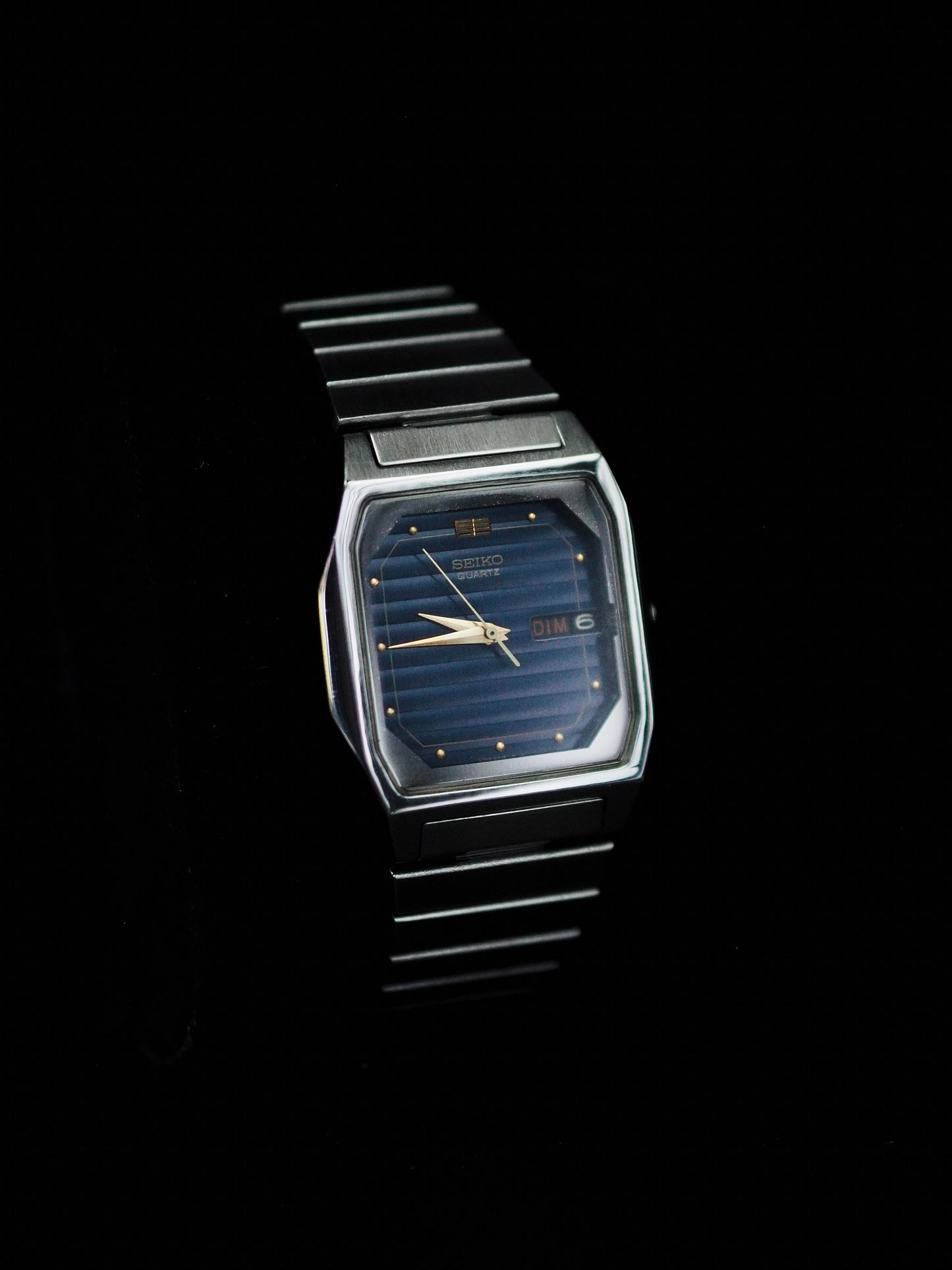 Seiko Quartz V743-5A00 Boîtier rétro Cadran à rayures dimensionnelles bleues uniques