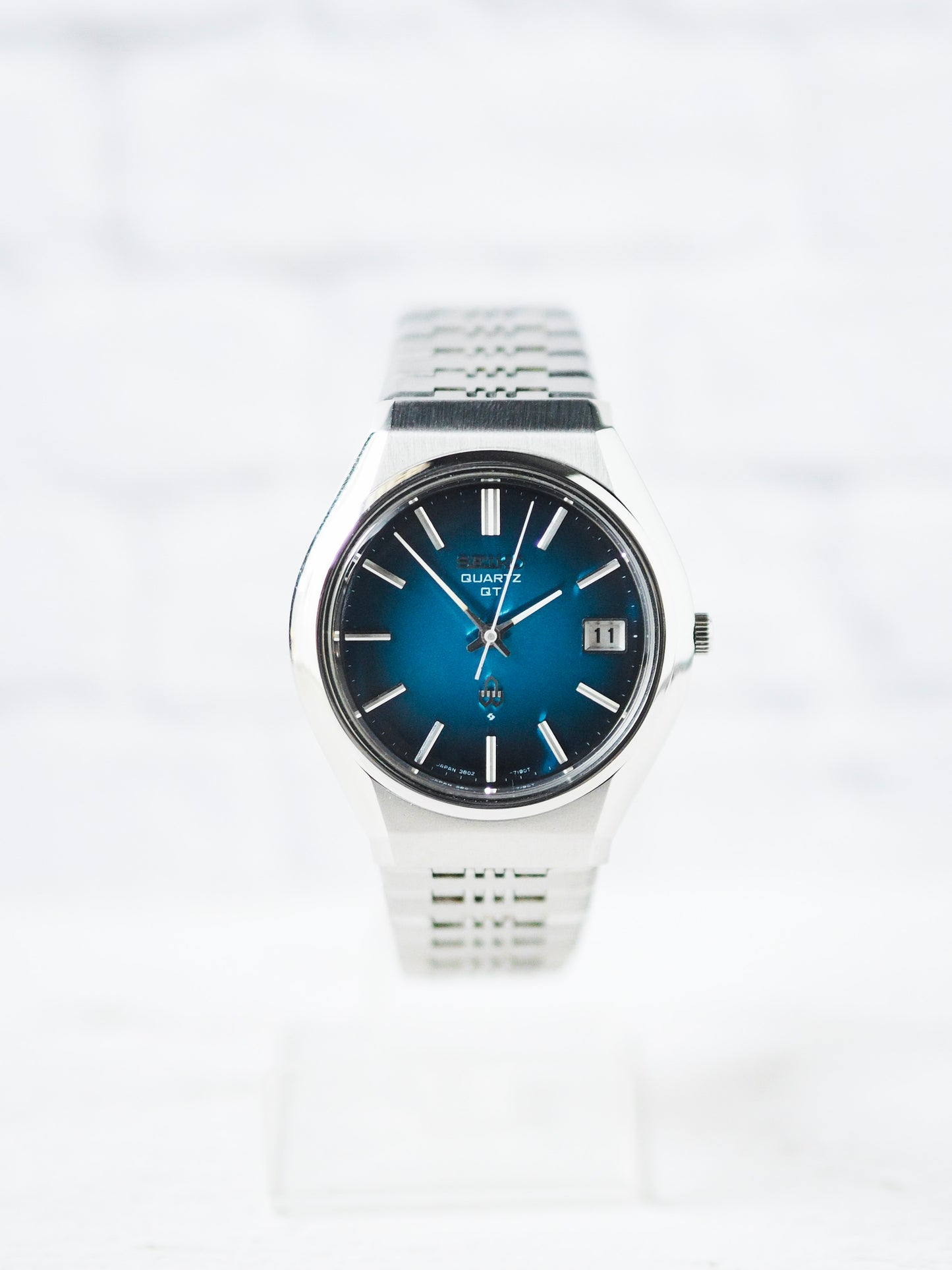 Seiko Quartz QT 3802-7110 Blue Gradient Dial