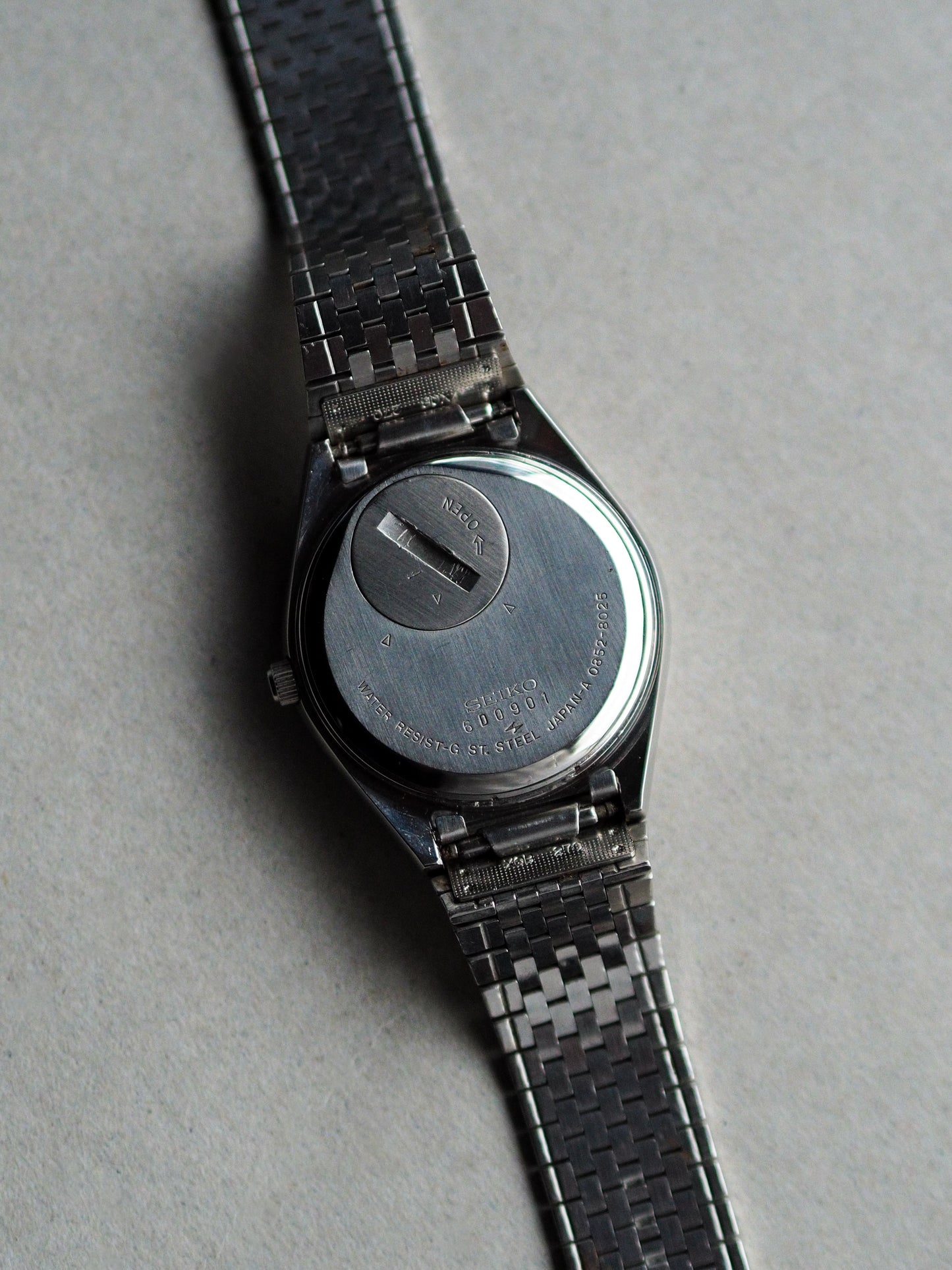 Seiko King Quartz 0852-8025 White Hammered Dial