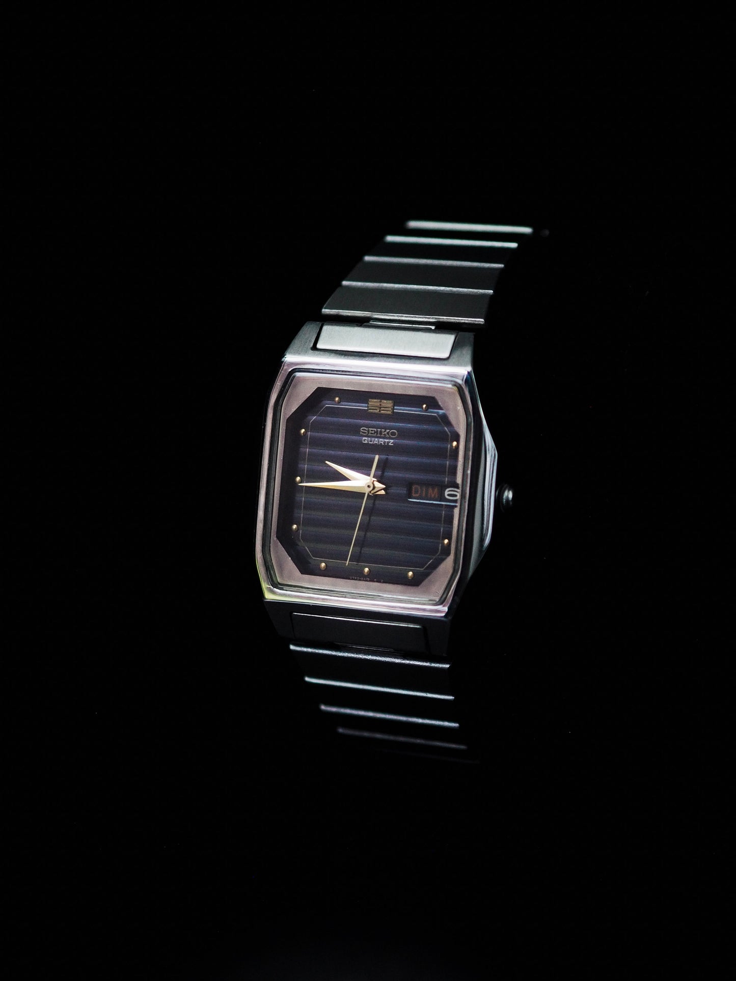 Seiko Quartz V743-5A00 Boîtier rétro Cadran à rayures dimensionnelles bleues uniques