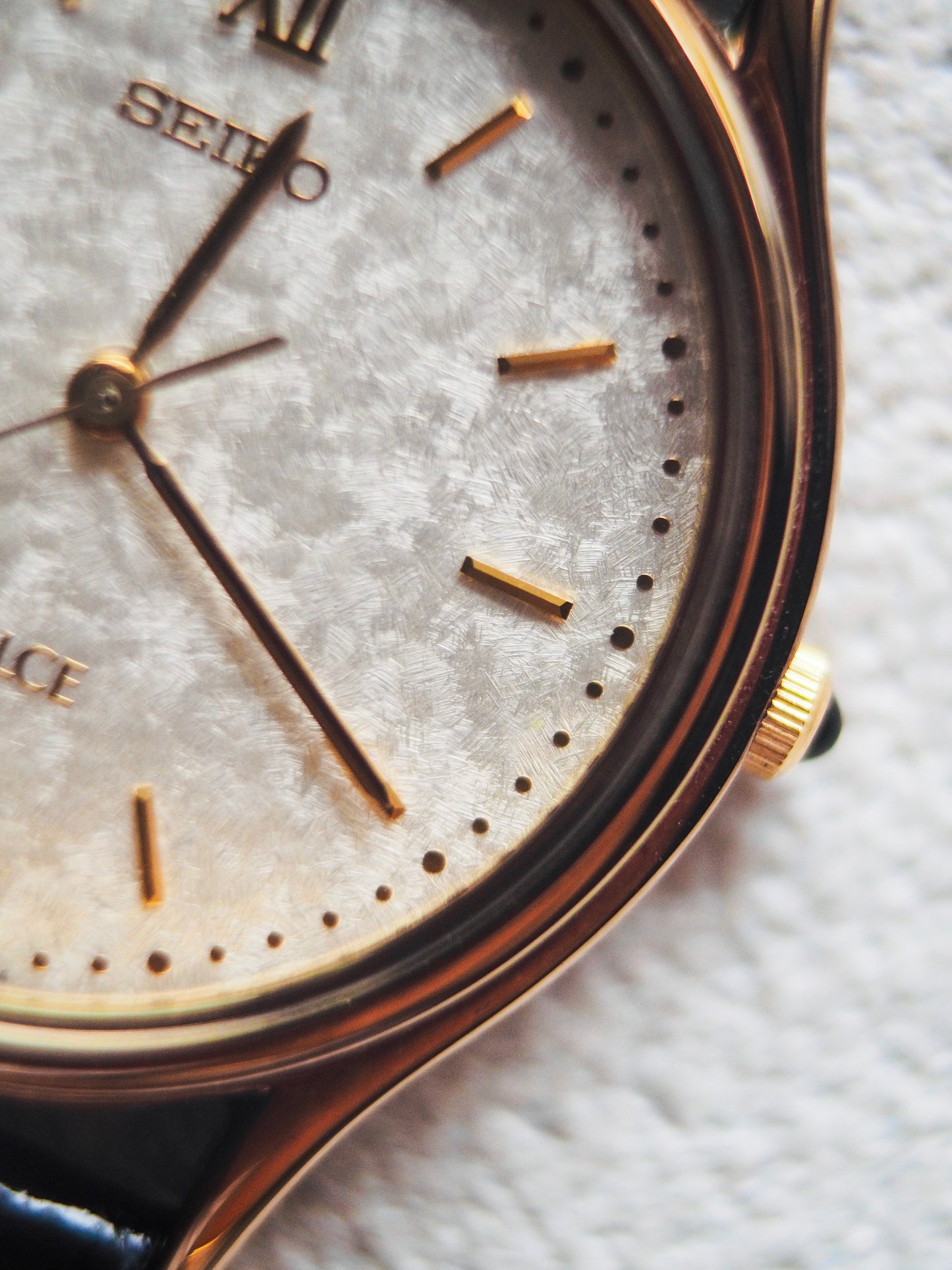 Seiko Dolce 5E31-6070 Gold White Kira-zuri Textured Dial