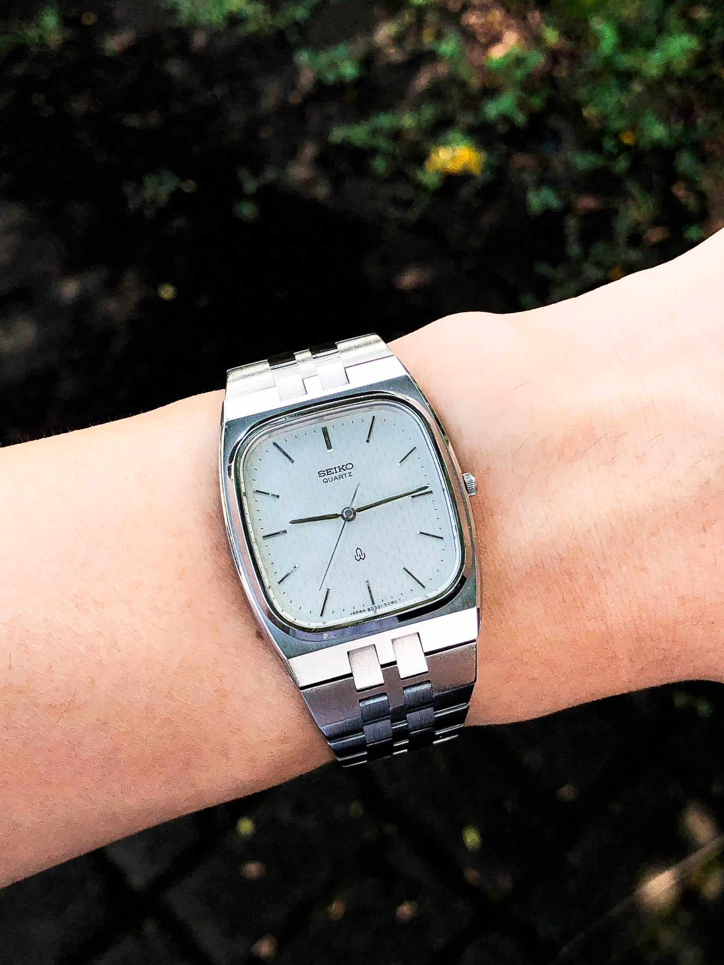 精工石英 6030-5090 Tank 独特的白色瓷砖图案表盘