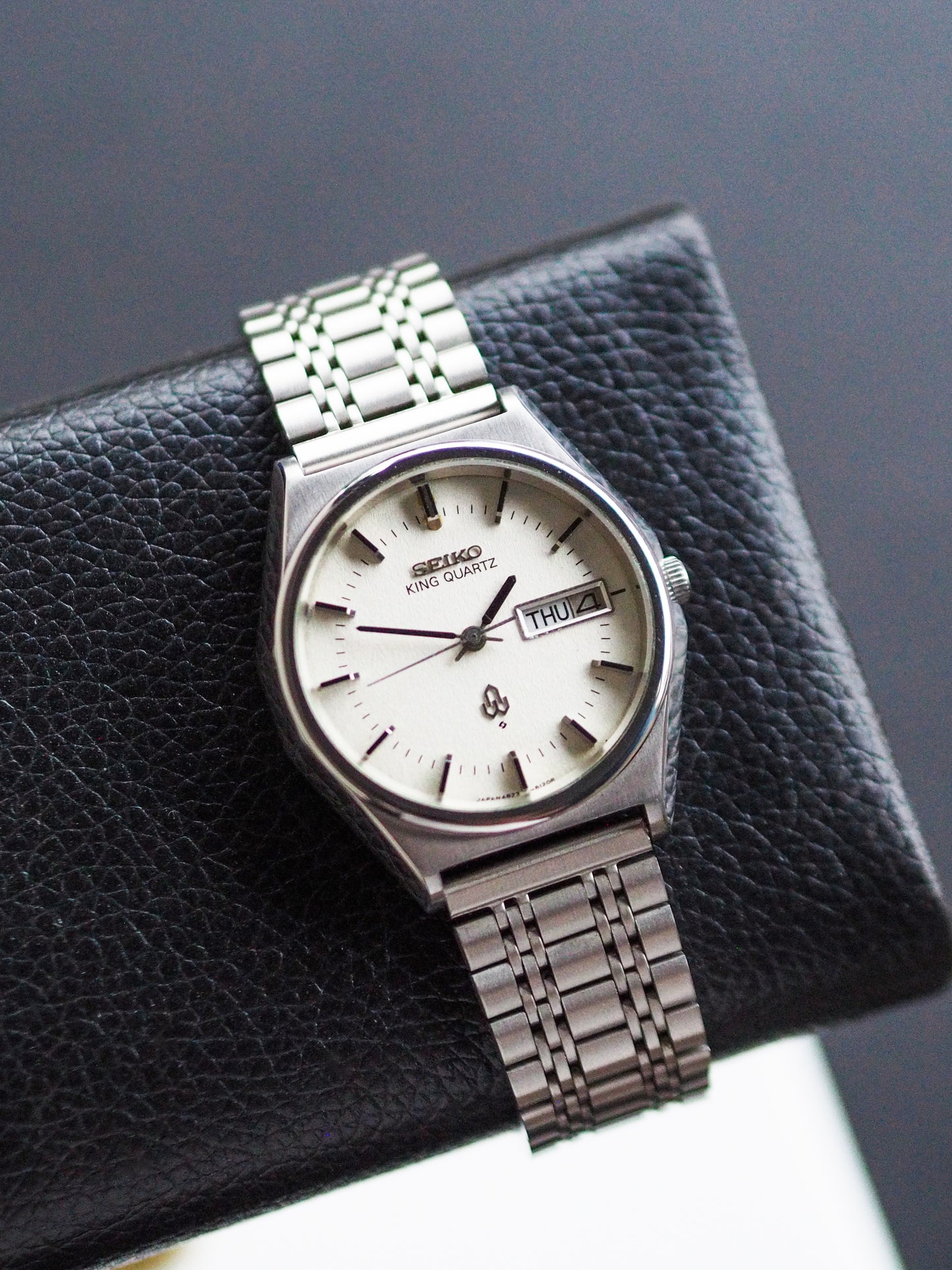 Seiko King Quartz 4823-8120 White Glossy Textured Dial