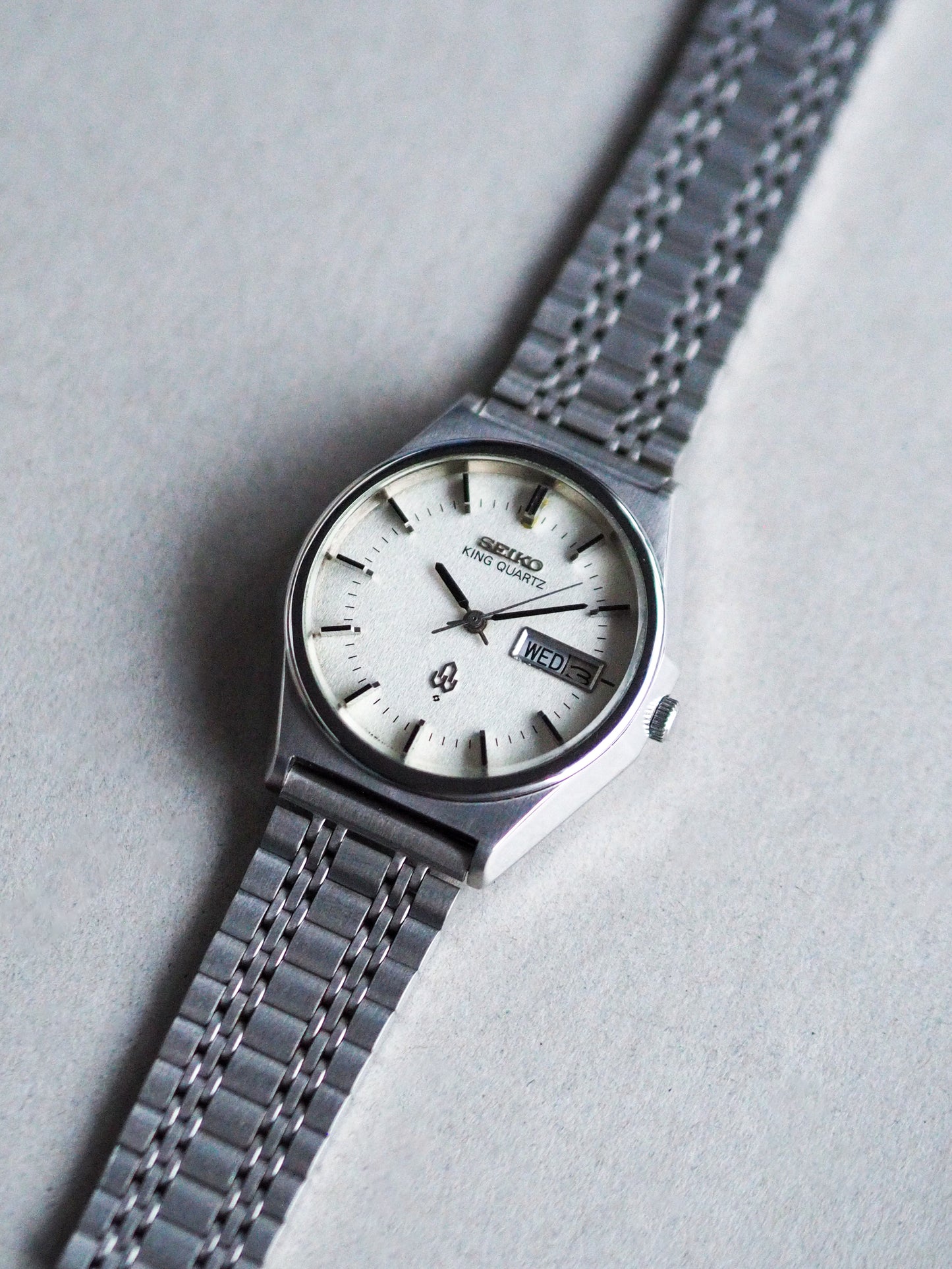 Seiko King Quartz 4823-8120 White Glossy Textured Dial