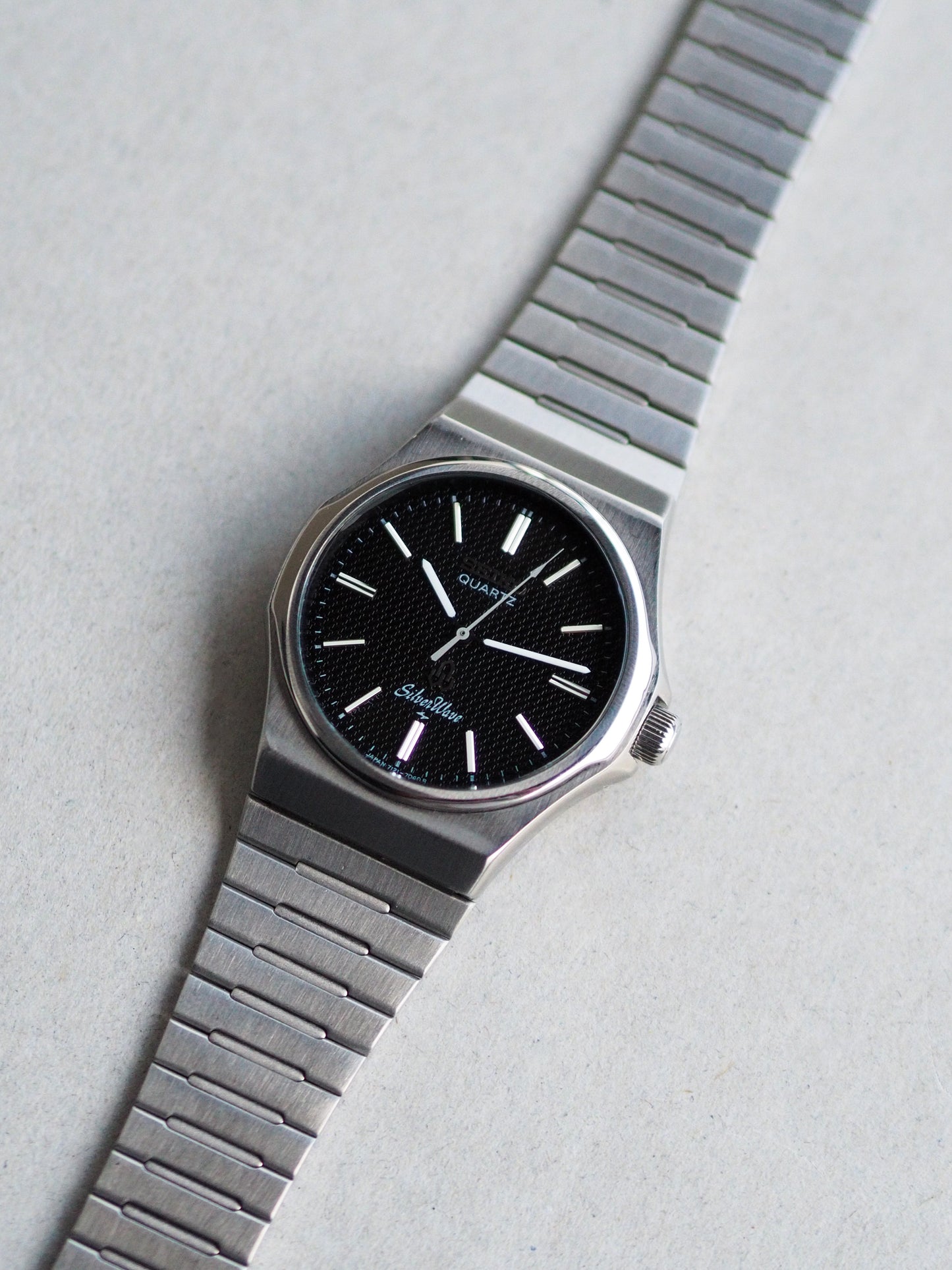 Seiko Quartz 7121-703B Silverwave Black Hobnail Dial