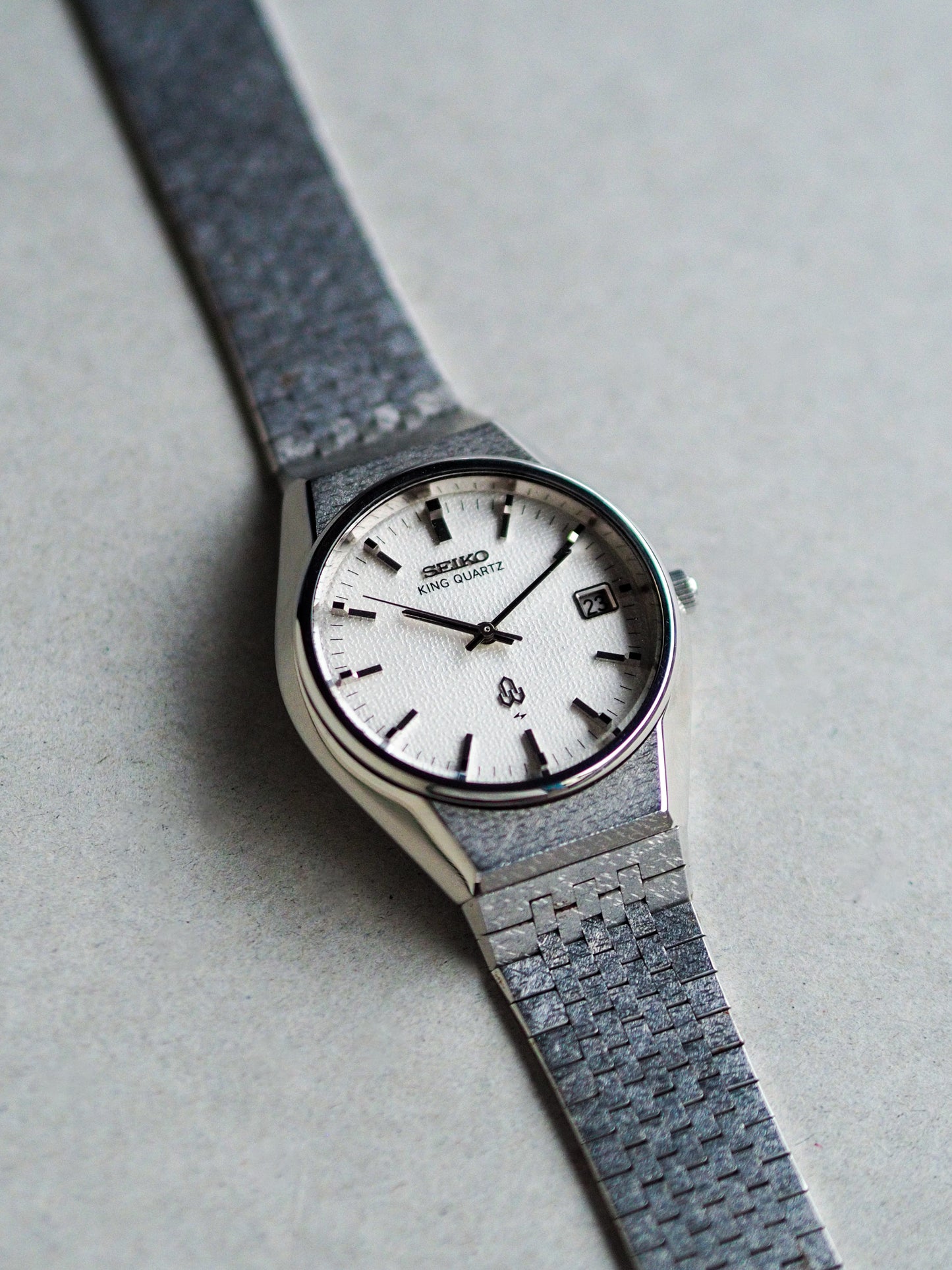 Seiko King Quartz 0852-8025 White Hammered Dial