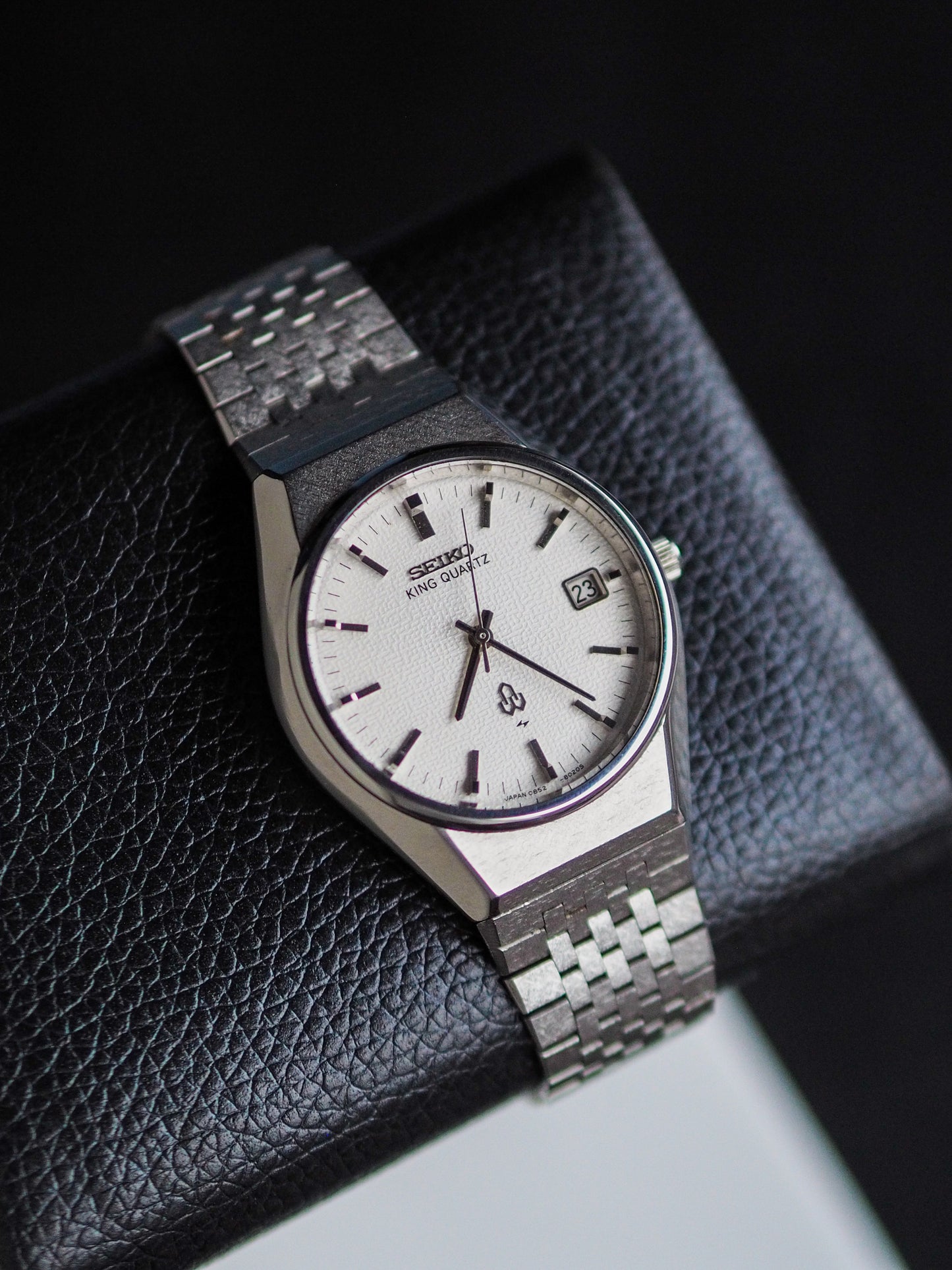 Seiko King Quartz 0852-8025 White Hammered Dial