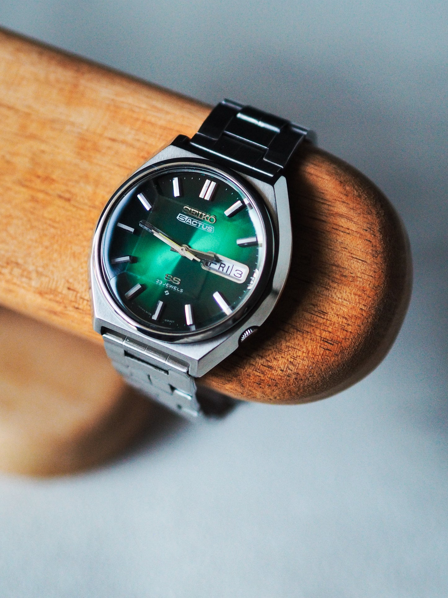 Seiko 5 Actus SS 6106-8690 JDM Rare Faceted Crystal Emerald Green Sunburst Dial