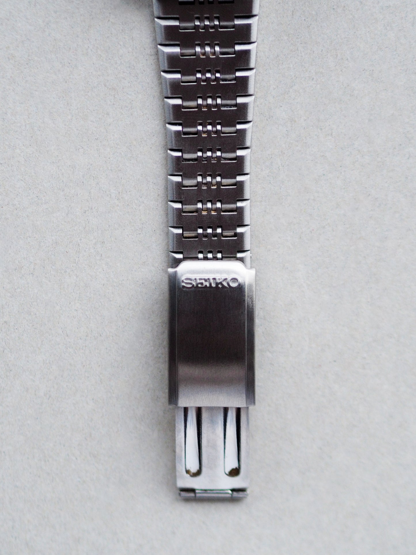 Seiko Quartz QT 3802-7110 Silver Linen Textured Dial