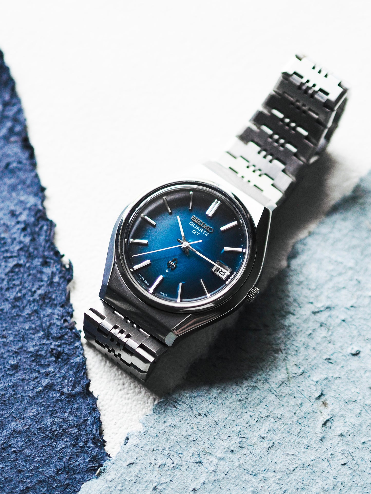Seiko Quartz QT 3802-7110 Blue Gradient Dial
