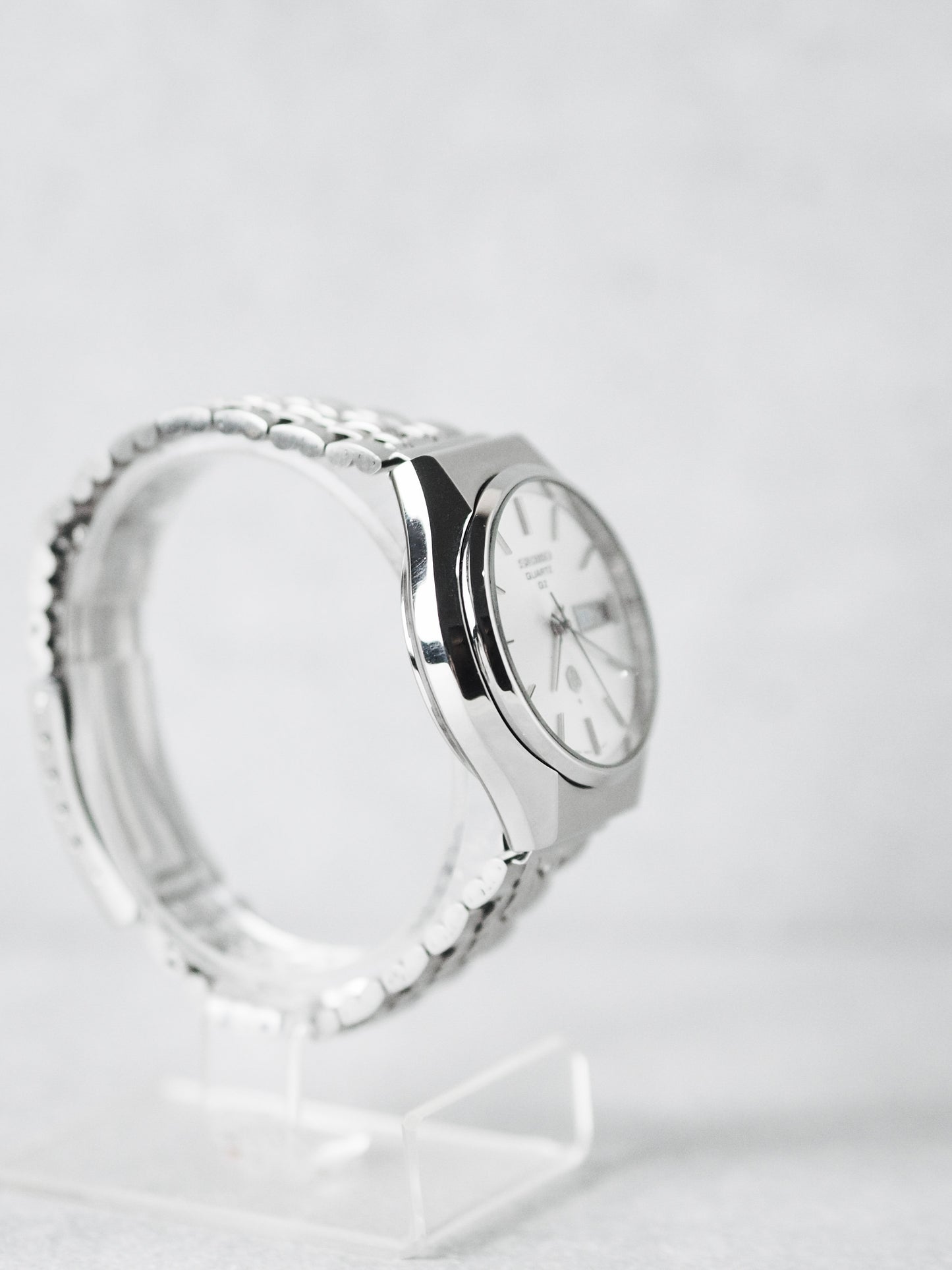 Seiko QZ 0923-8010 Quartz White Sunburst Dial
