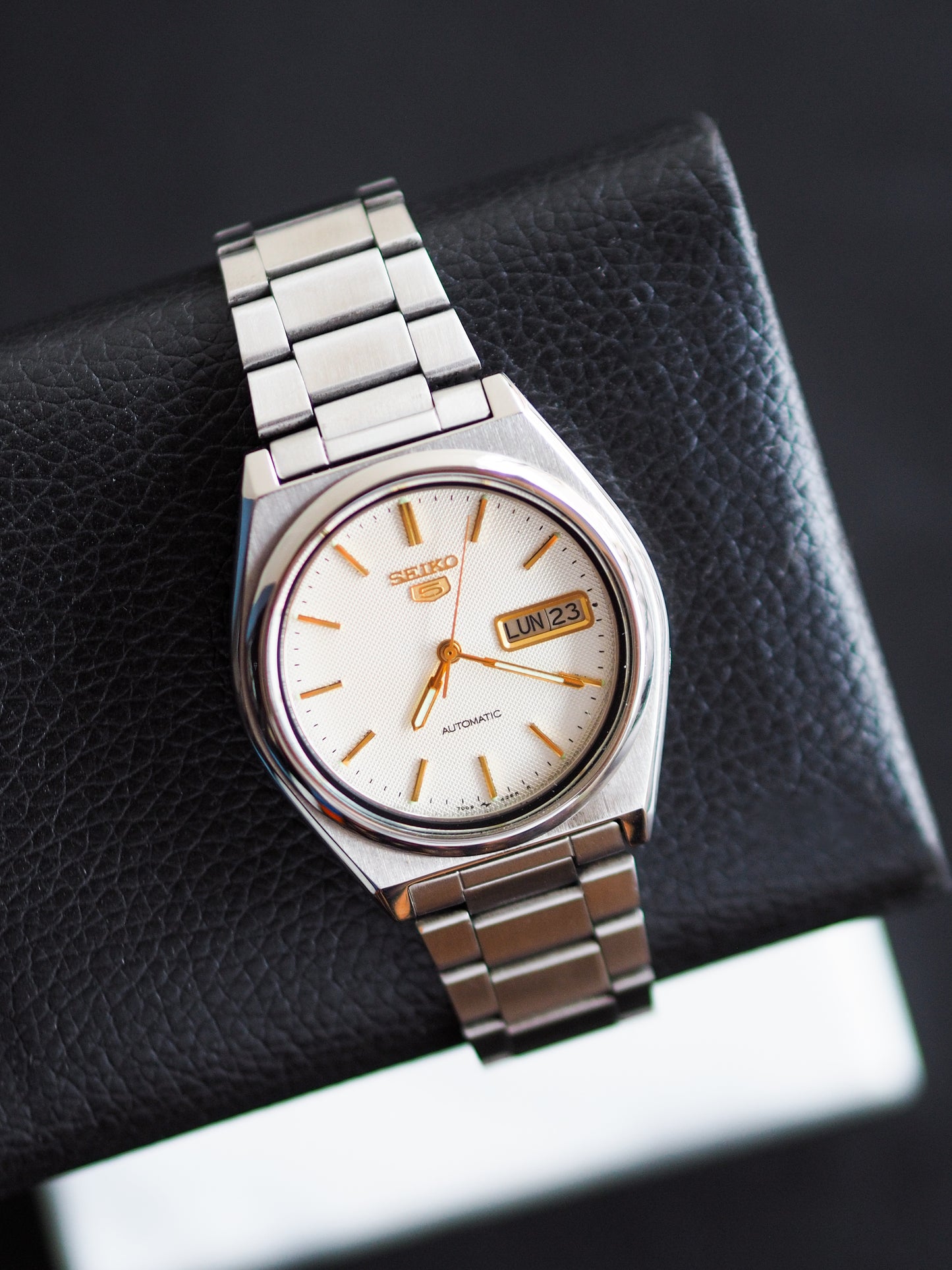 Seiko 5 7009-876A Ivory Hobnail Textured Dial