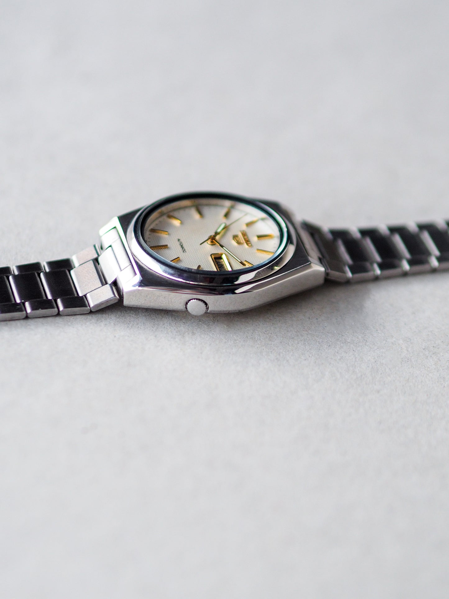 Seiko 5 7009-876A Ivory Hobnail Textured Dial