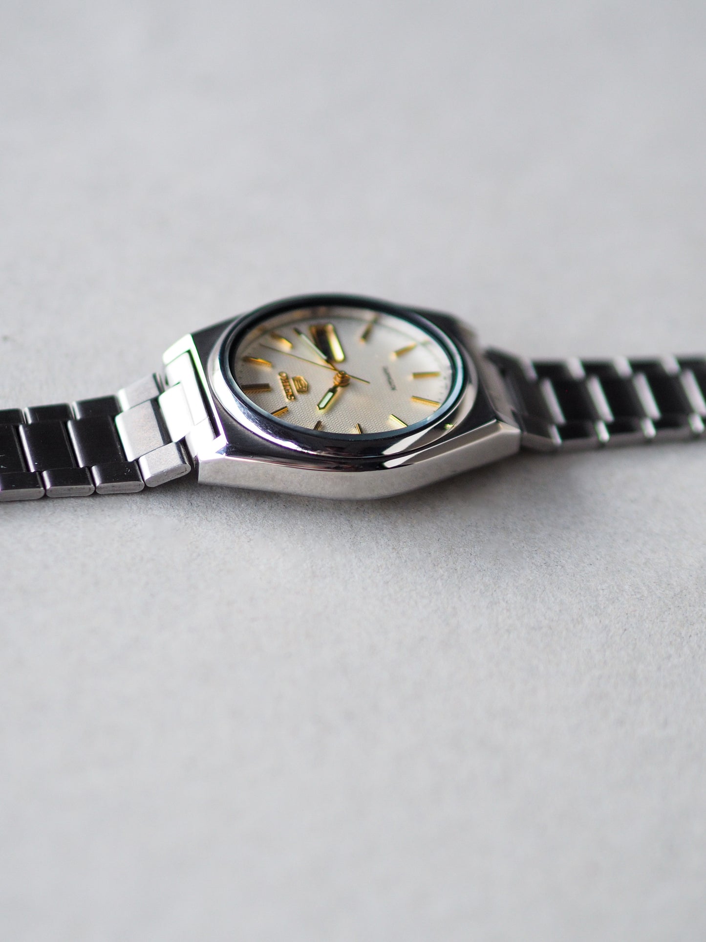 Seiko 5 7009-876A Ivory Hobnail Textured Dial