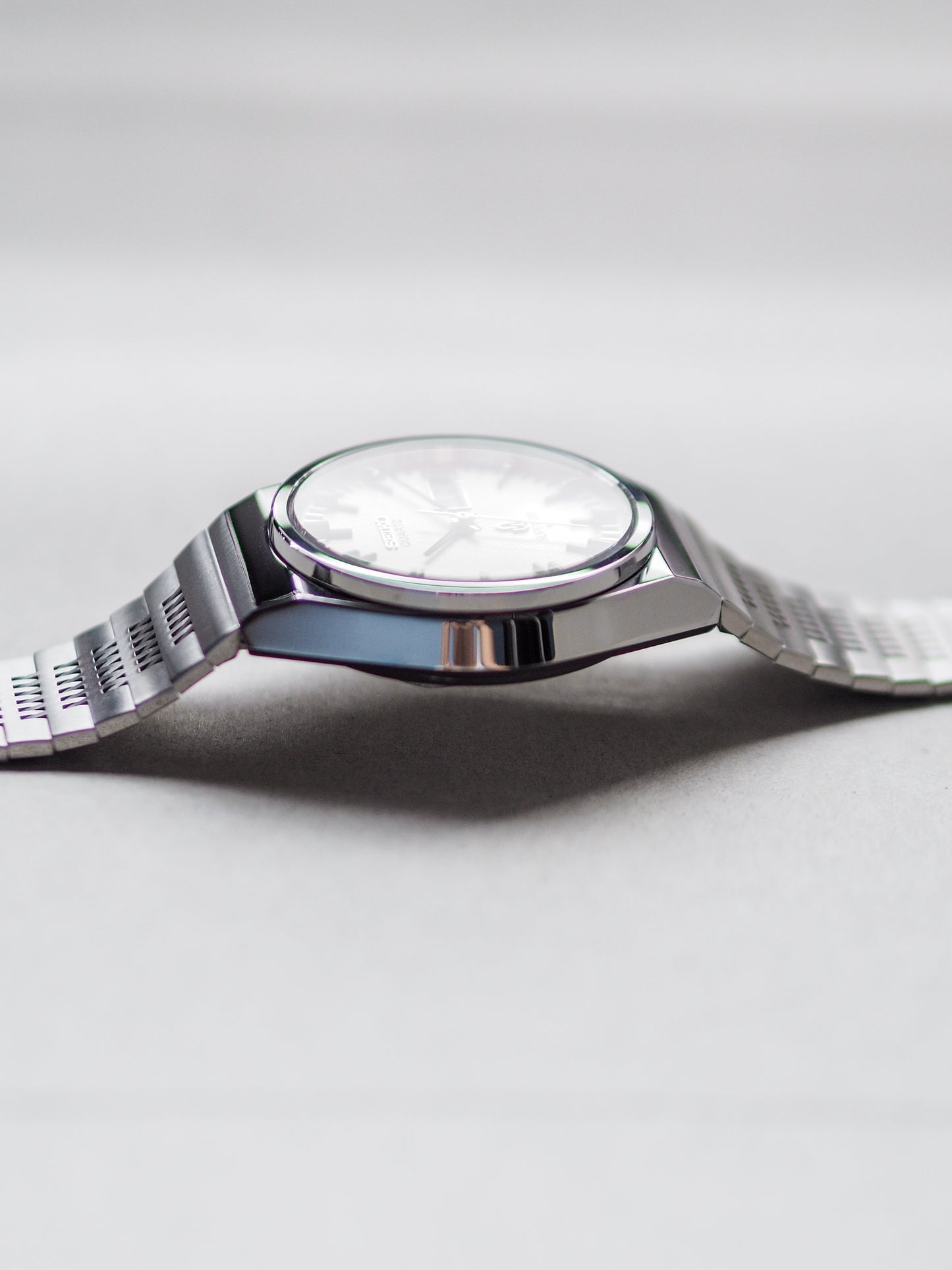 Seiko Quartz Superior 4883-8100 White Hobnail Dial