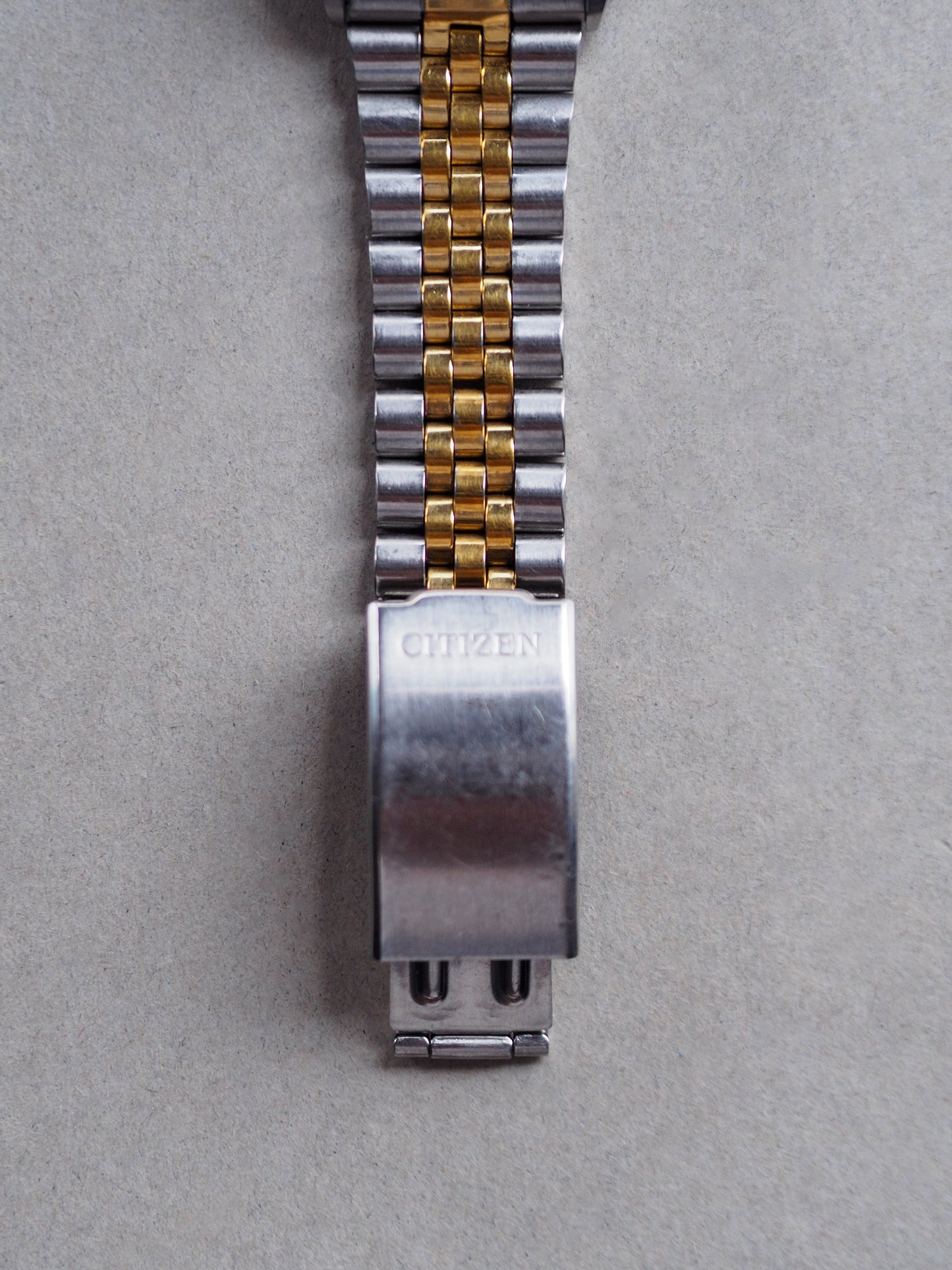 Citizen 4-R02106 Eagle 7 Two Tone Fluted Bezel Champagne Dial