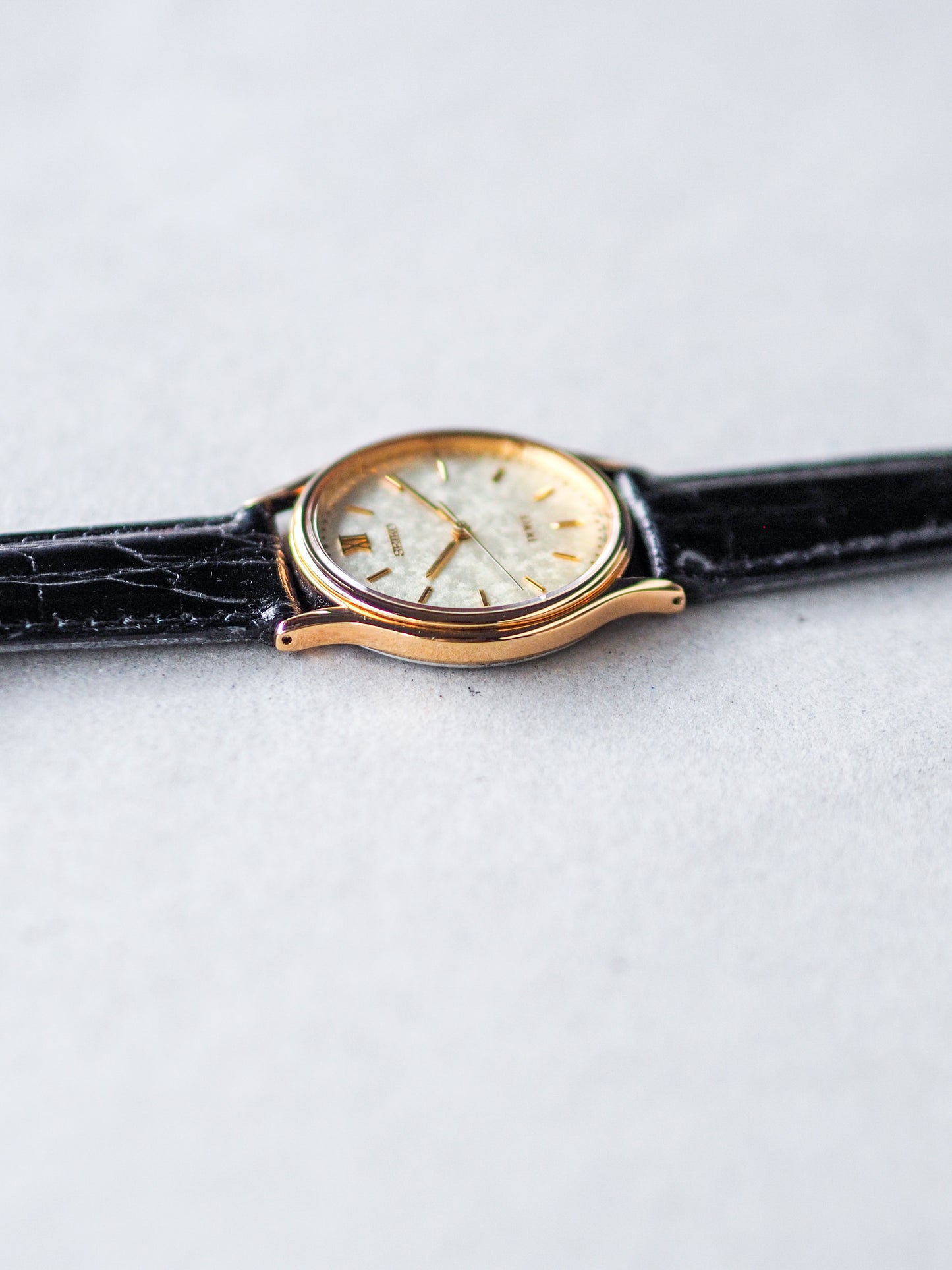 Seiko Dolce 5E31-6070 Gold White Kira-zuri Textured Dial
