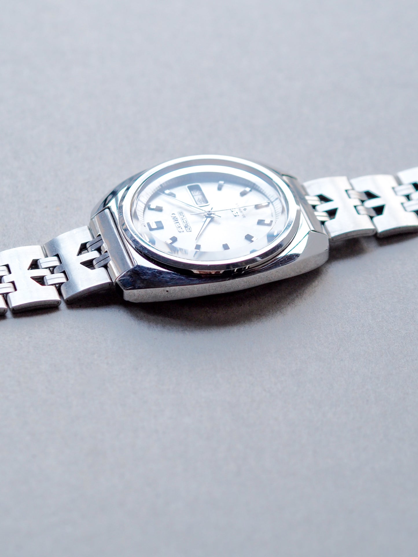 Seiko 5 Actus SS 6106-7420 JDM 缓冲形状银色旭日纹表盘