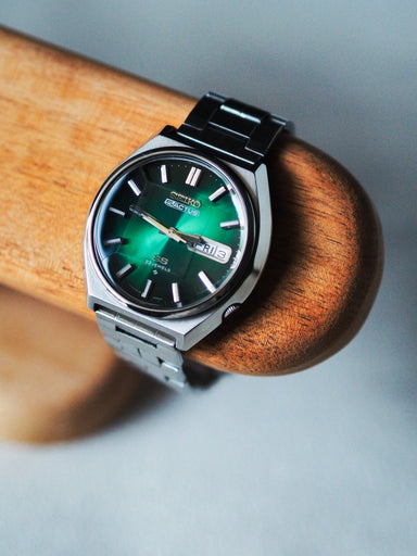 ★SEIKO 自動巻き 腕時計 アクタス 6106-8690 Seiko 5 Actus SS 6106-8690 Faceted Crystal Emerald Green Sunburst Dial