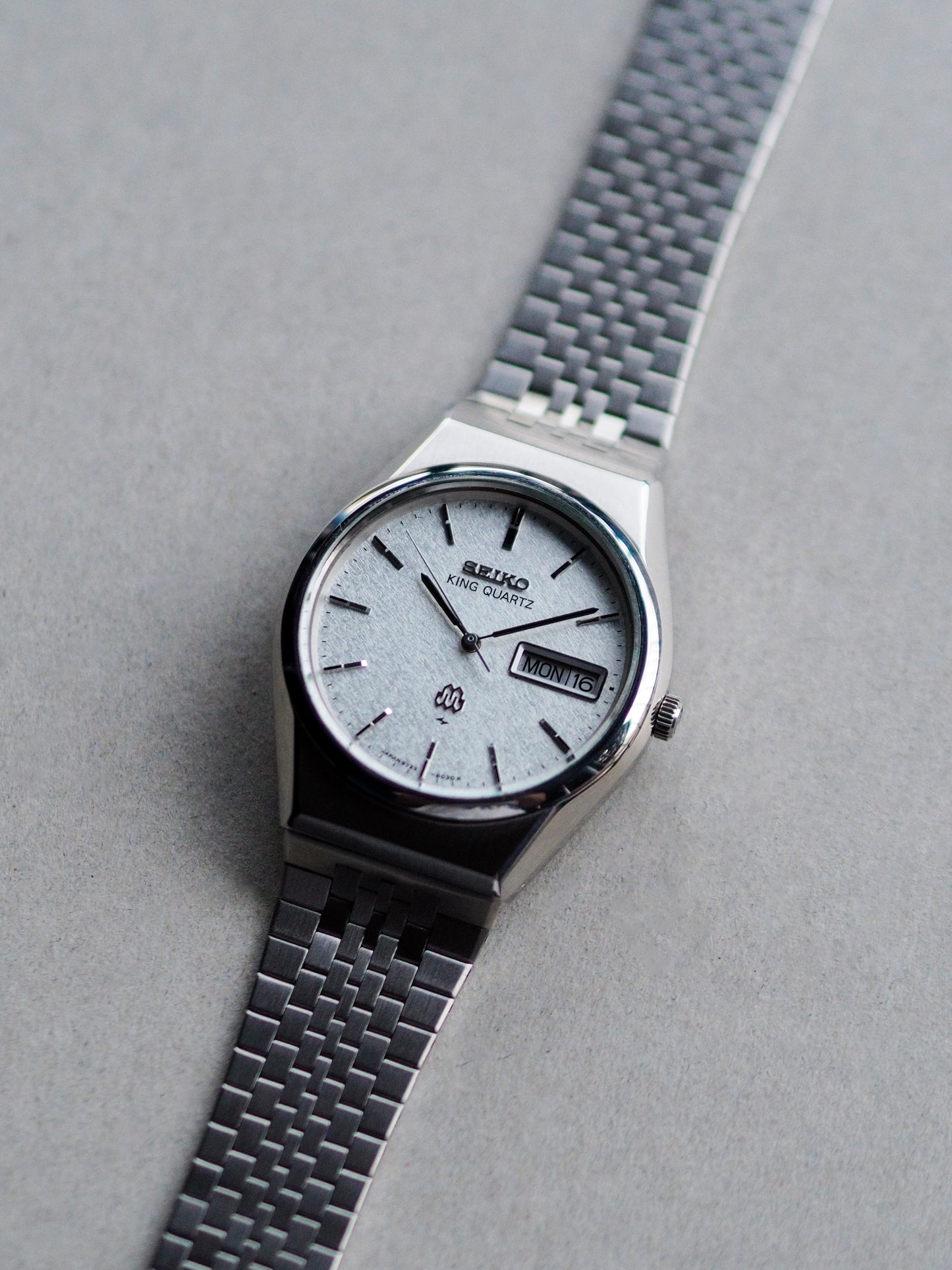 Seiko King Quartz Twin Quartz 9723-8050 Silver Snowflake Textured Dial