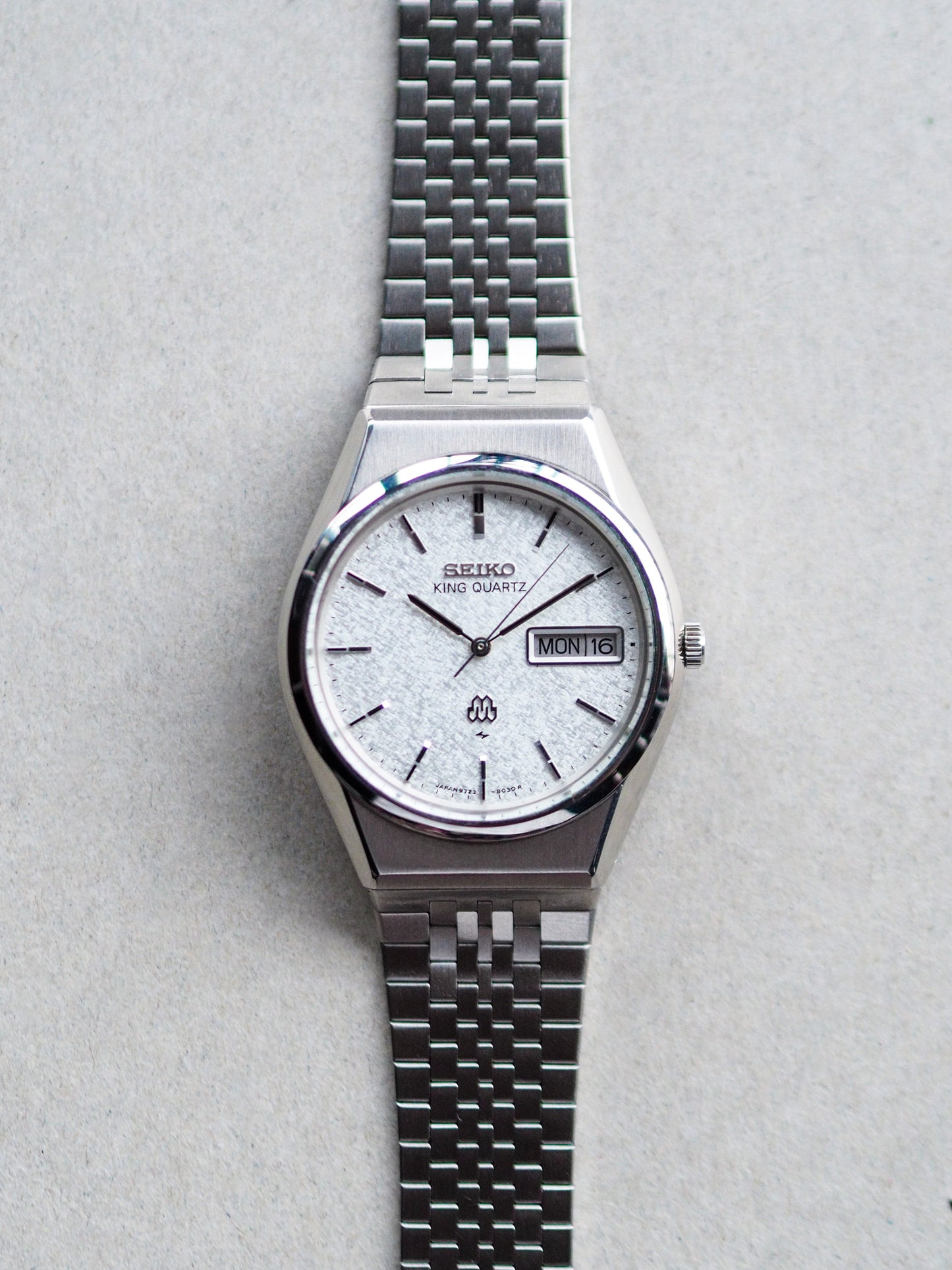 Seiko King Quartz Twin Quartz 9723-8050 Silver Snowflake Textured Dial