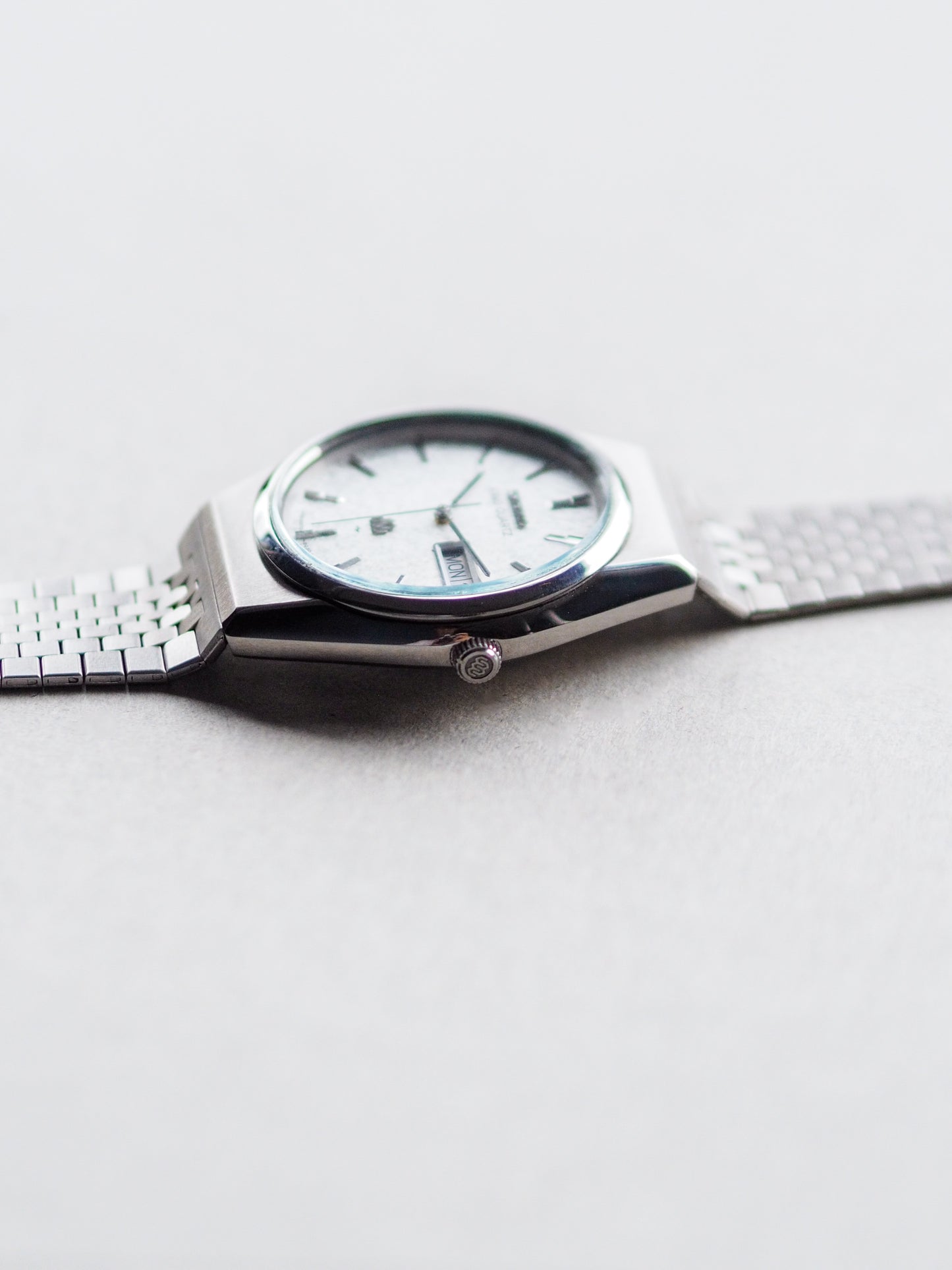 Seiko King Quartz Twin Quartz 9723-8050 Silver Snowflake Textured Dial