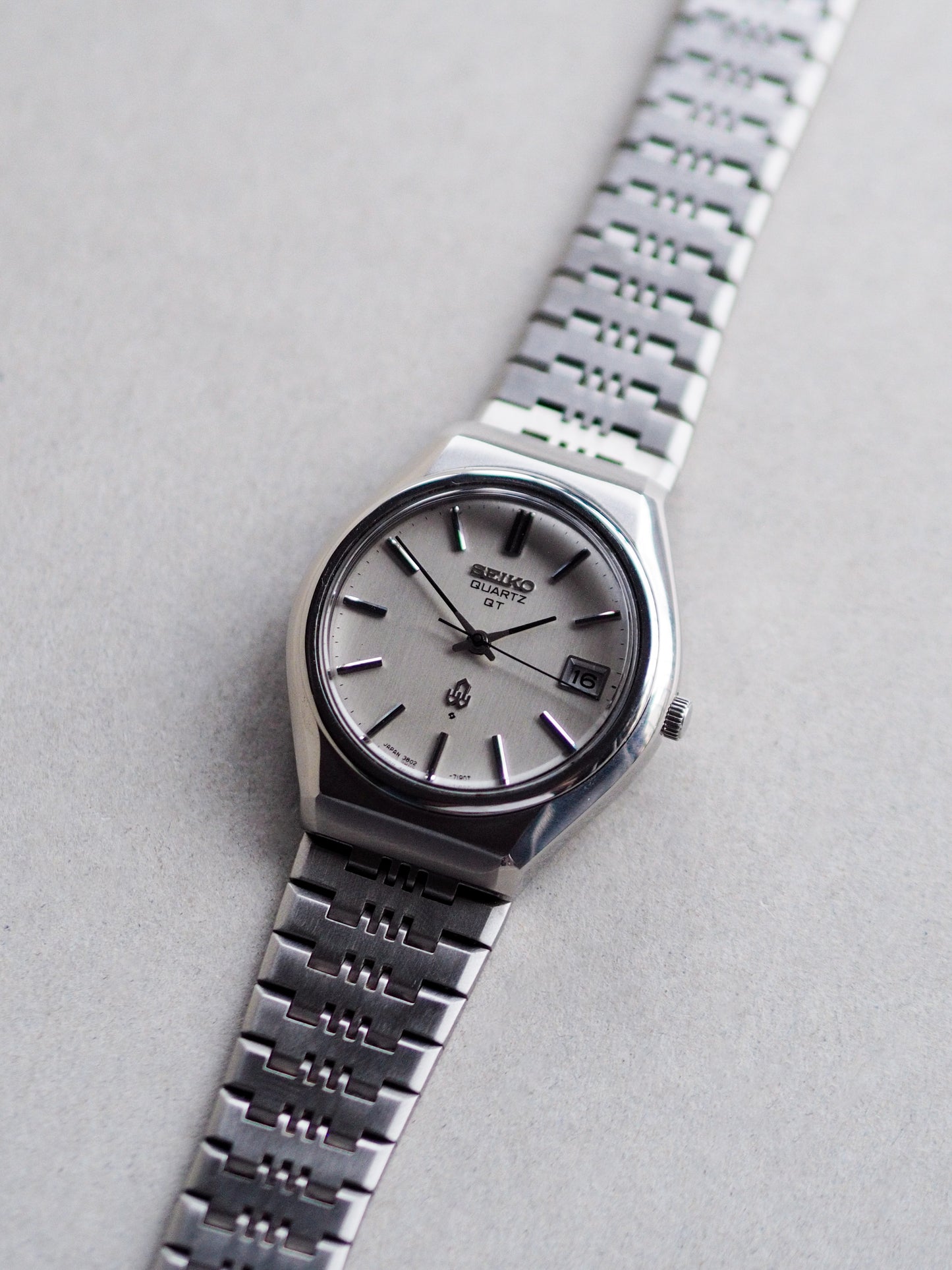 Seiko Quartz QT 3802-7110 Silver Linen Textured Dial