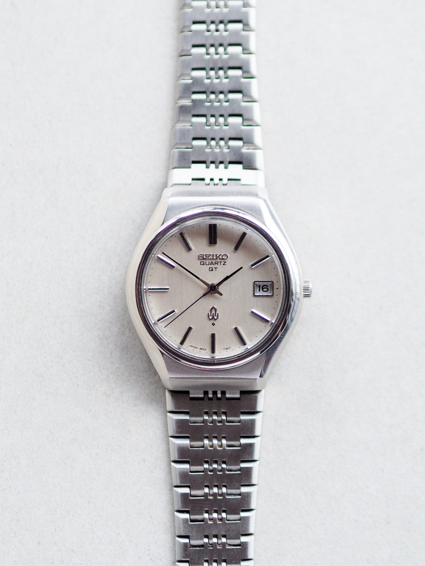 Seiko Quartz QT 3802-7110 Silver Linen Textured Dial