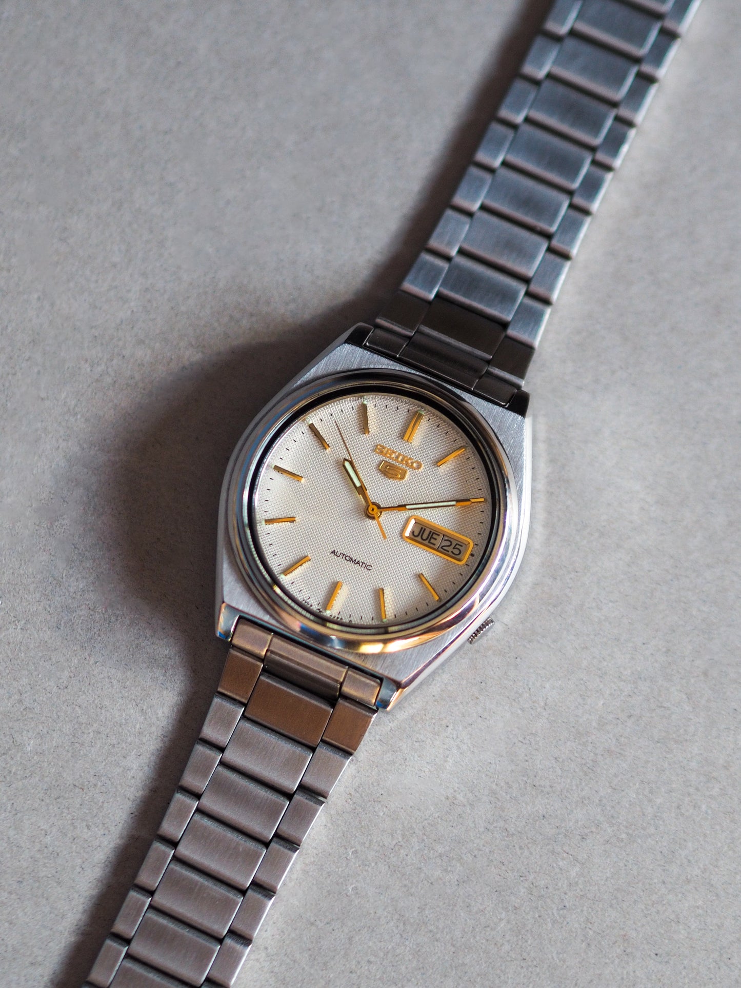 Seiko 5 7009-876A Ivory Hobnail Textured Dial