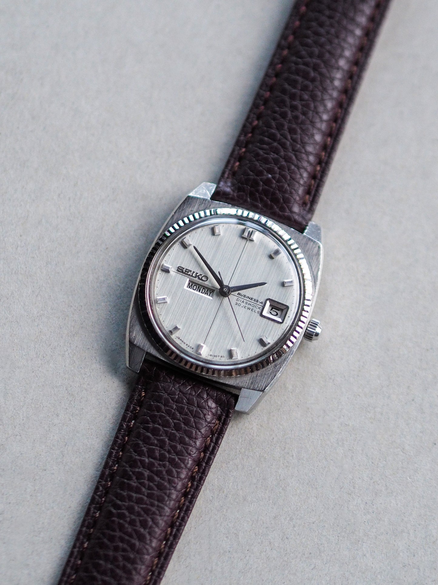 Seiko Business-A 8306-8070 Fluted Bezel White Linen Crosshair Dial