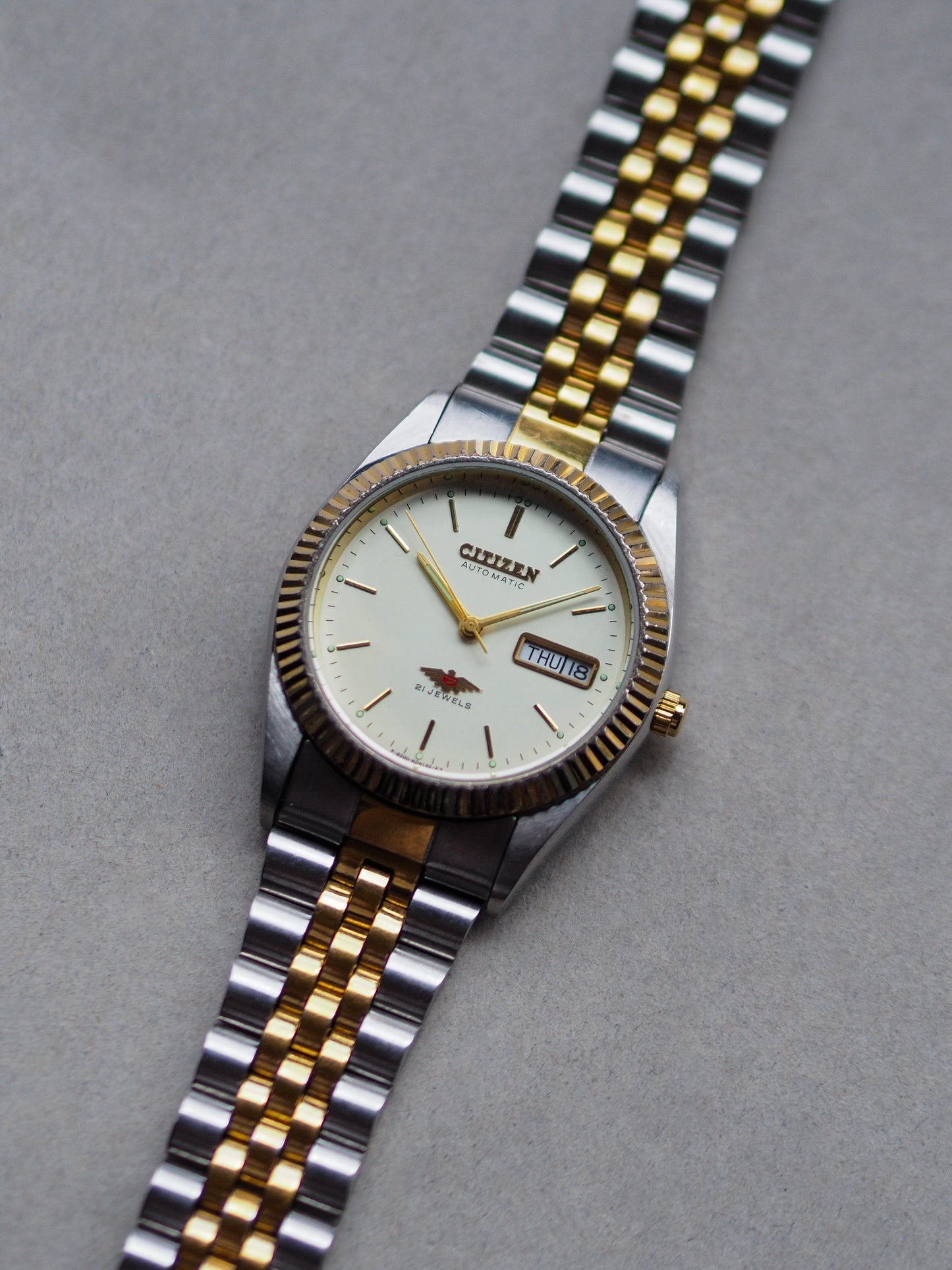 Citizen 4-R02106 Eagle 7 Two Tone Fluted Bezel Champagne Dial