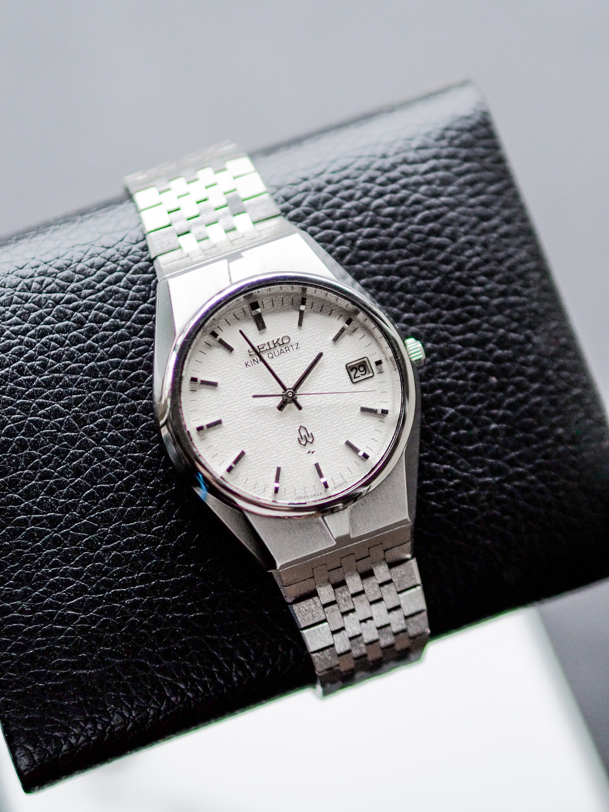 Seiko King Quartz 0852-8035 White Hammered Dial