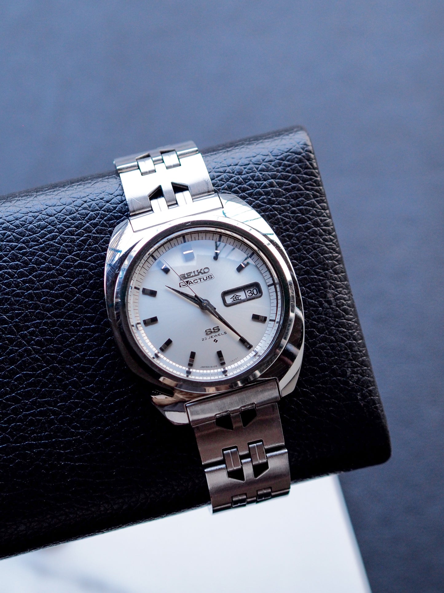 Seiko 5 Actus SS 6106-7420 JDM 缓冲形状银色旭日纹表盘