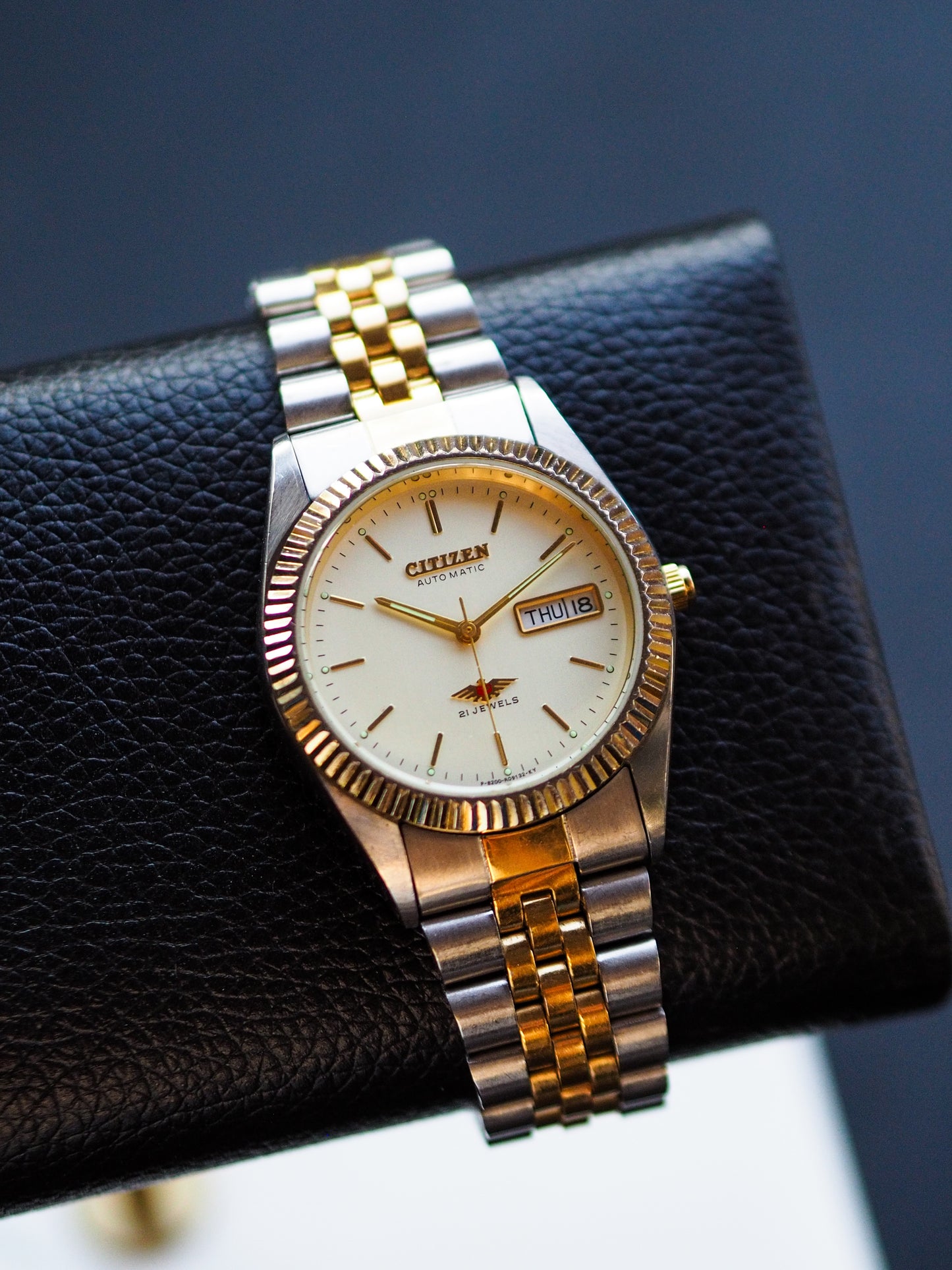 Citizen 4-R02106 Eagle 7 Two Tone Fluted Bezel Champagne Dial