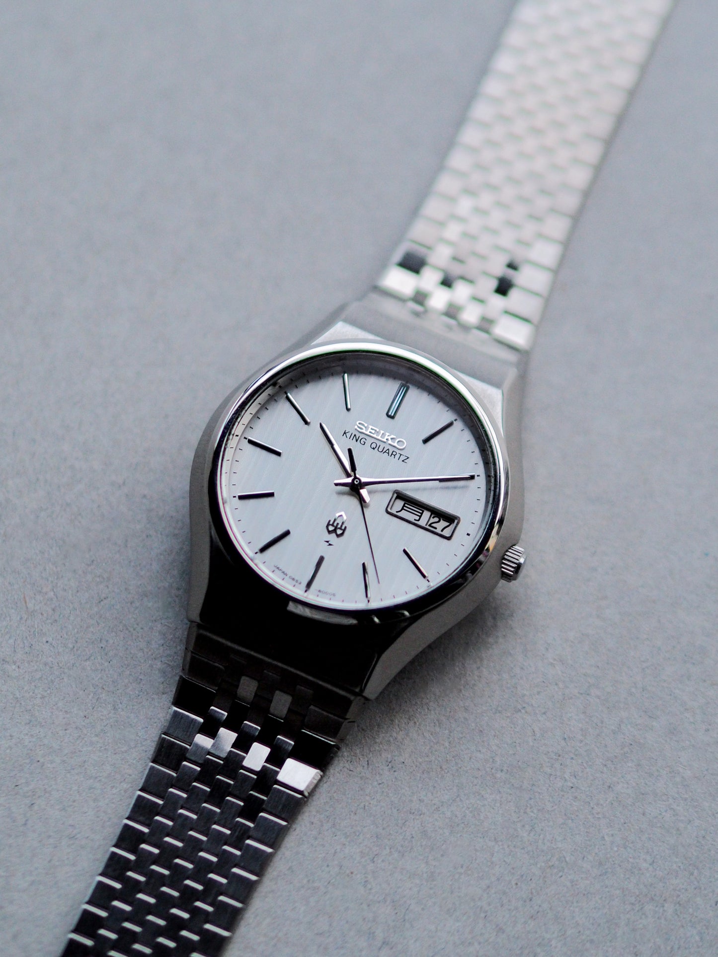 Seiko King Quartz 0853-8005 White Pinstripe Textured Dial