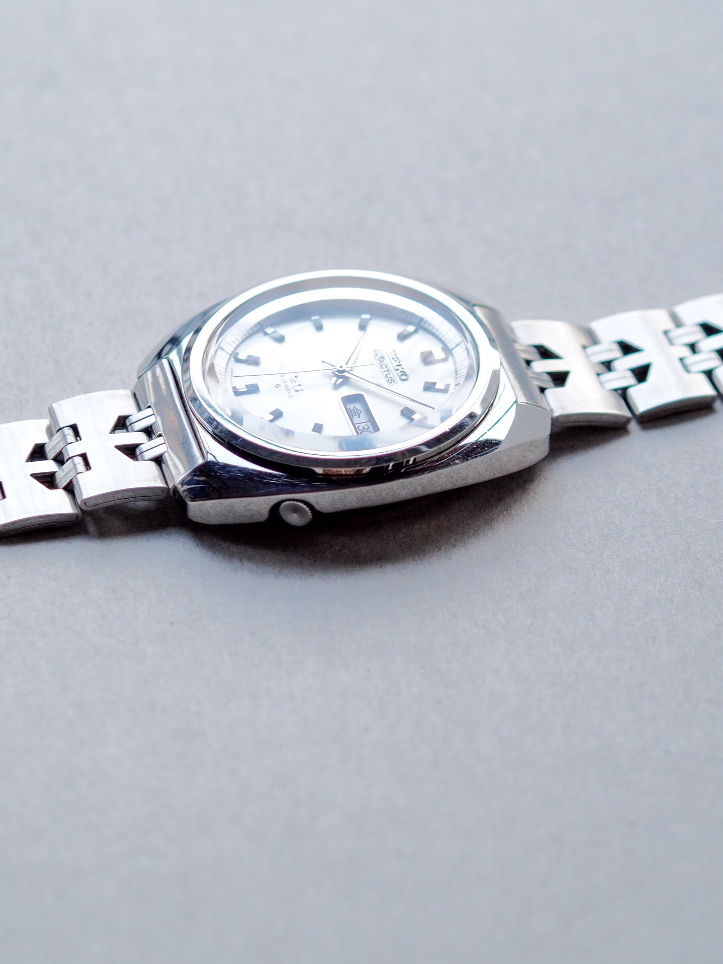 Seiko 5 Actus SS 6106-7420 JDM 缓冲形状银色旭日纹表盘