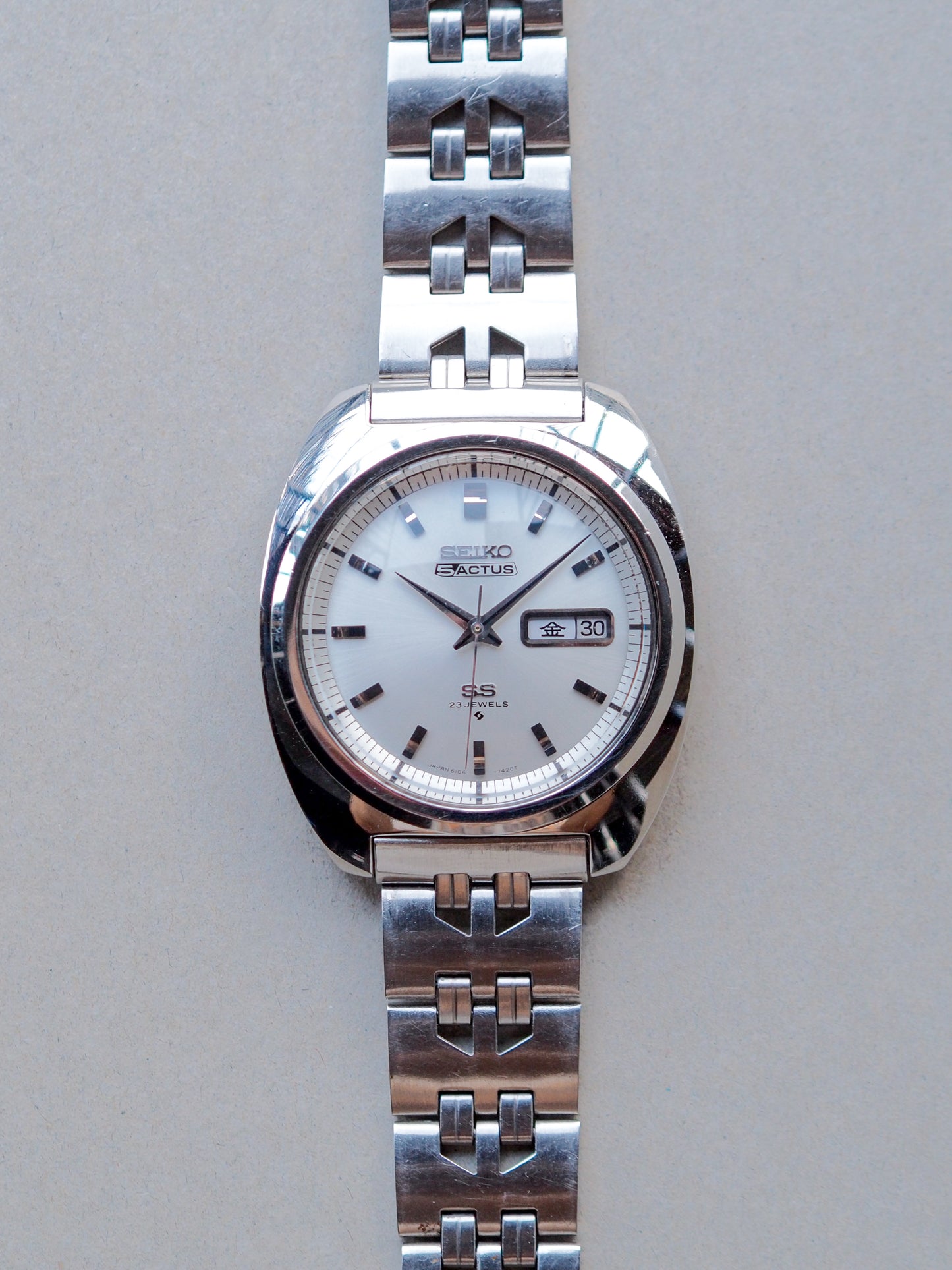 Seiko 5 Actus SS 6106-7420 JDM 缓冲形状银色旭日纹表盘
