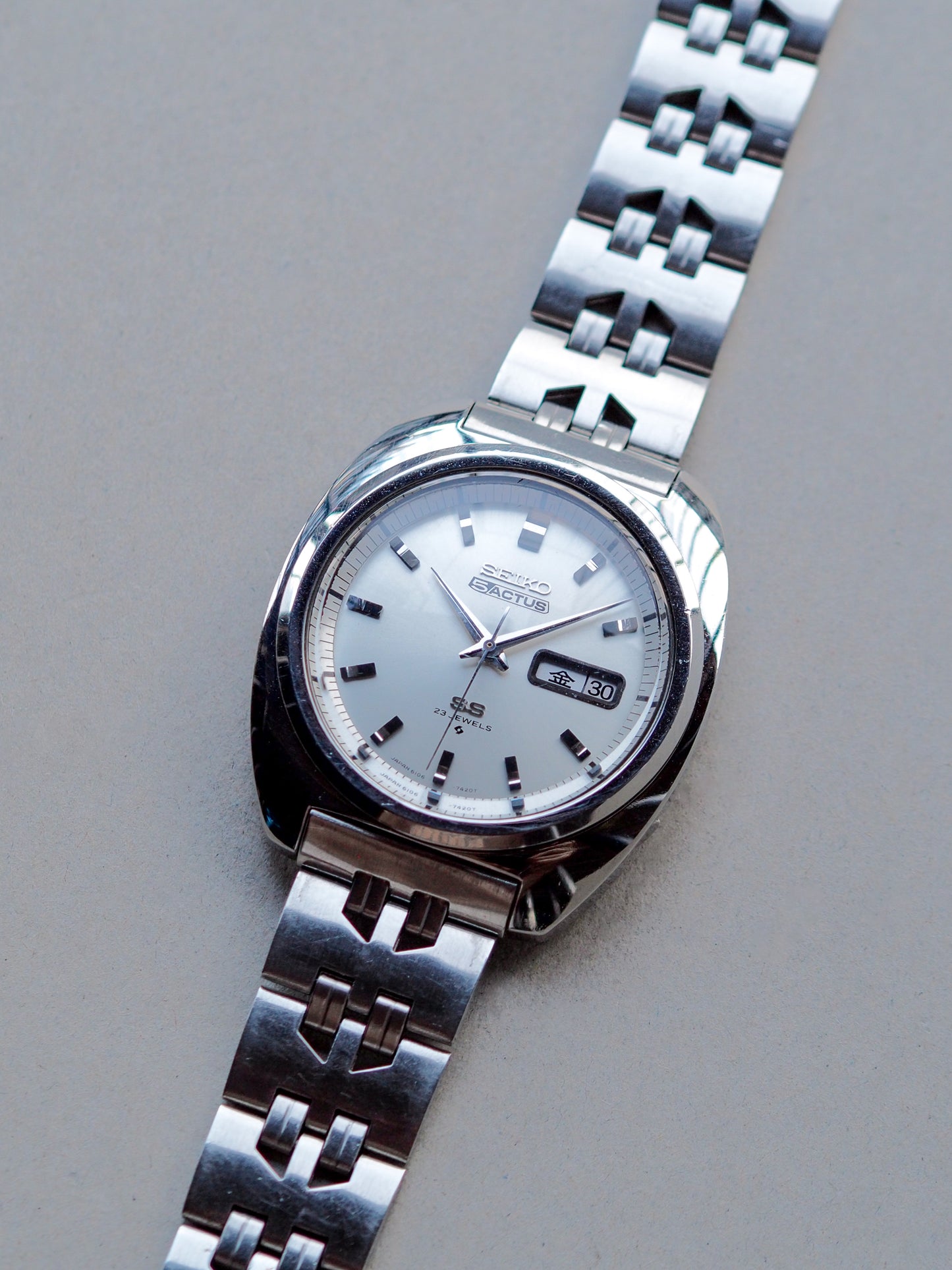 Seiko 5 Actus SS 6106-7420 JDM 缓冲形状银色旭日纹表盘