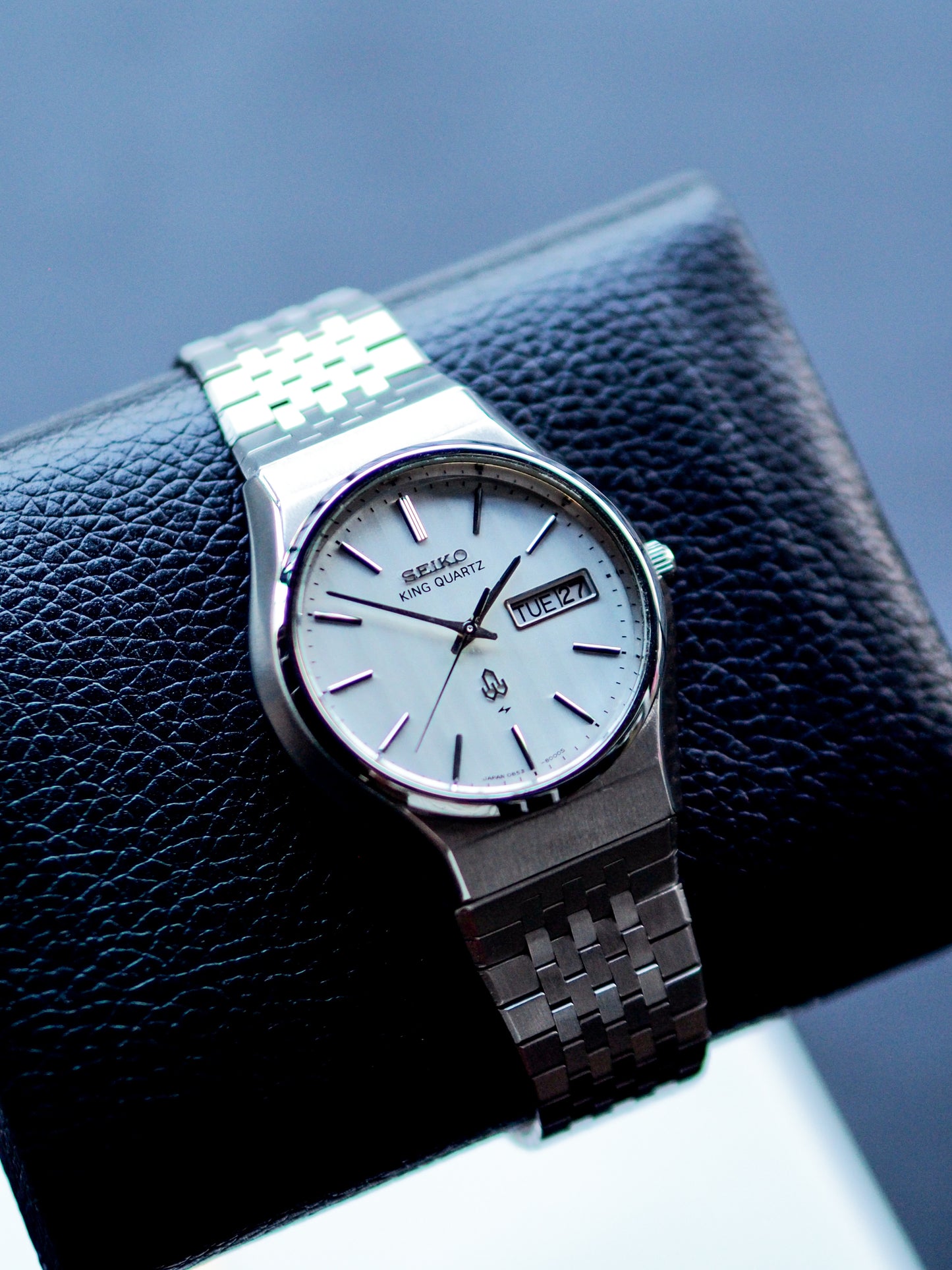 Seiko King Quartz 0853-8005 White Pinstripe Textured Dial