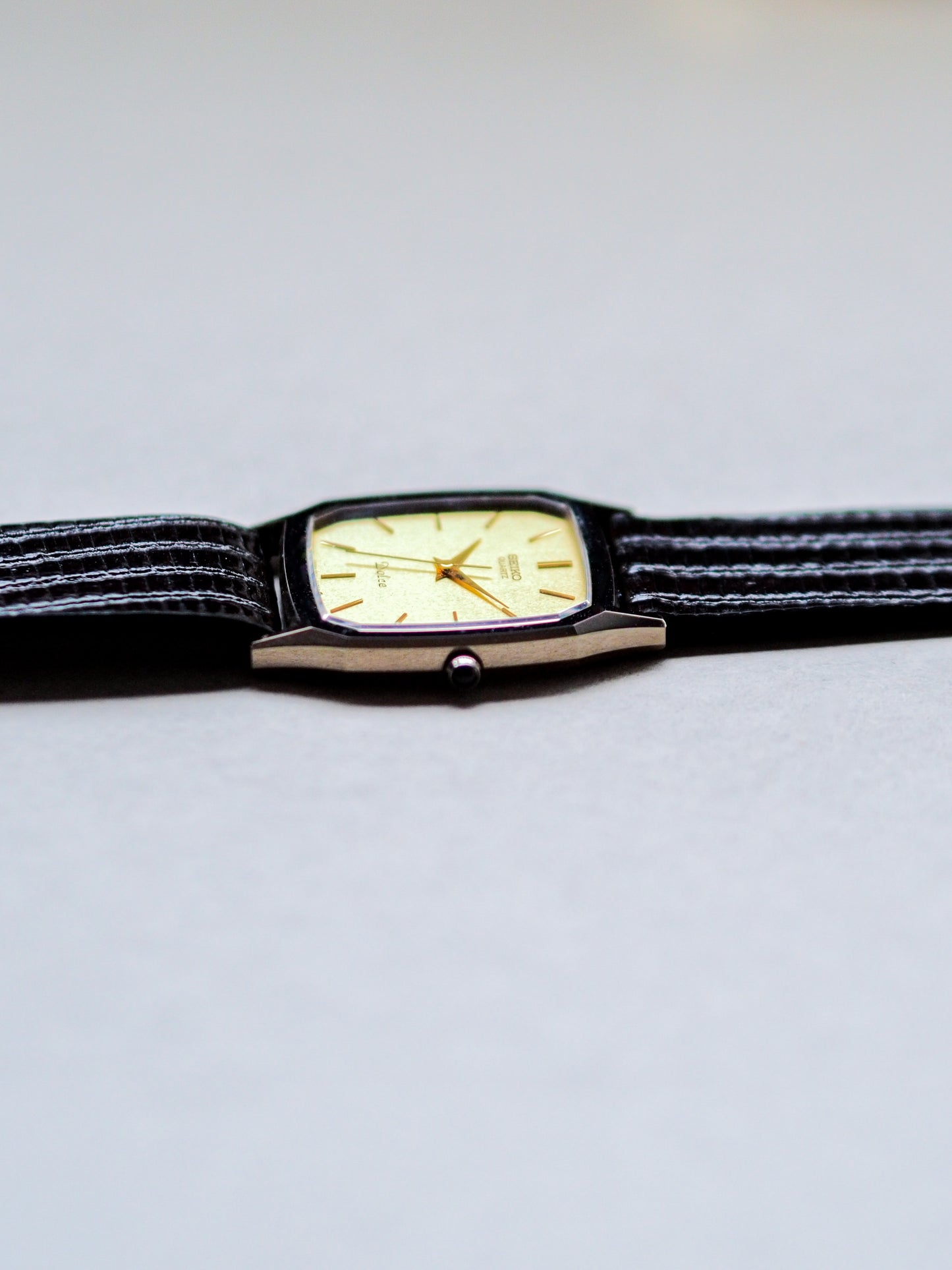 Seiko Dolce 9521-5070 Tank NSAG Cadran texturé sable doré